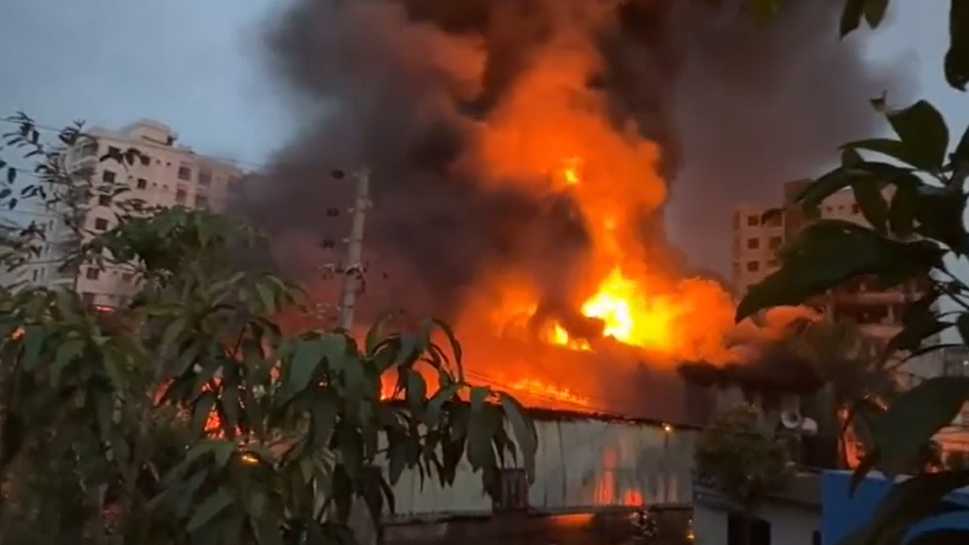 রাজধানীর কদমতলীতে ফোম কারখানার আগুন নিয়ন্ত্রণে