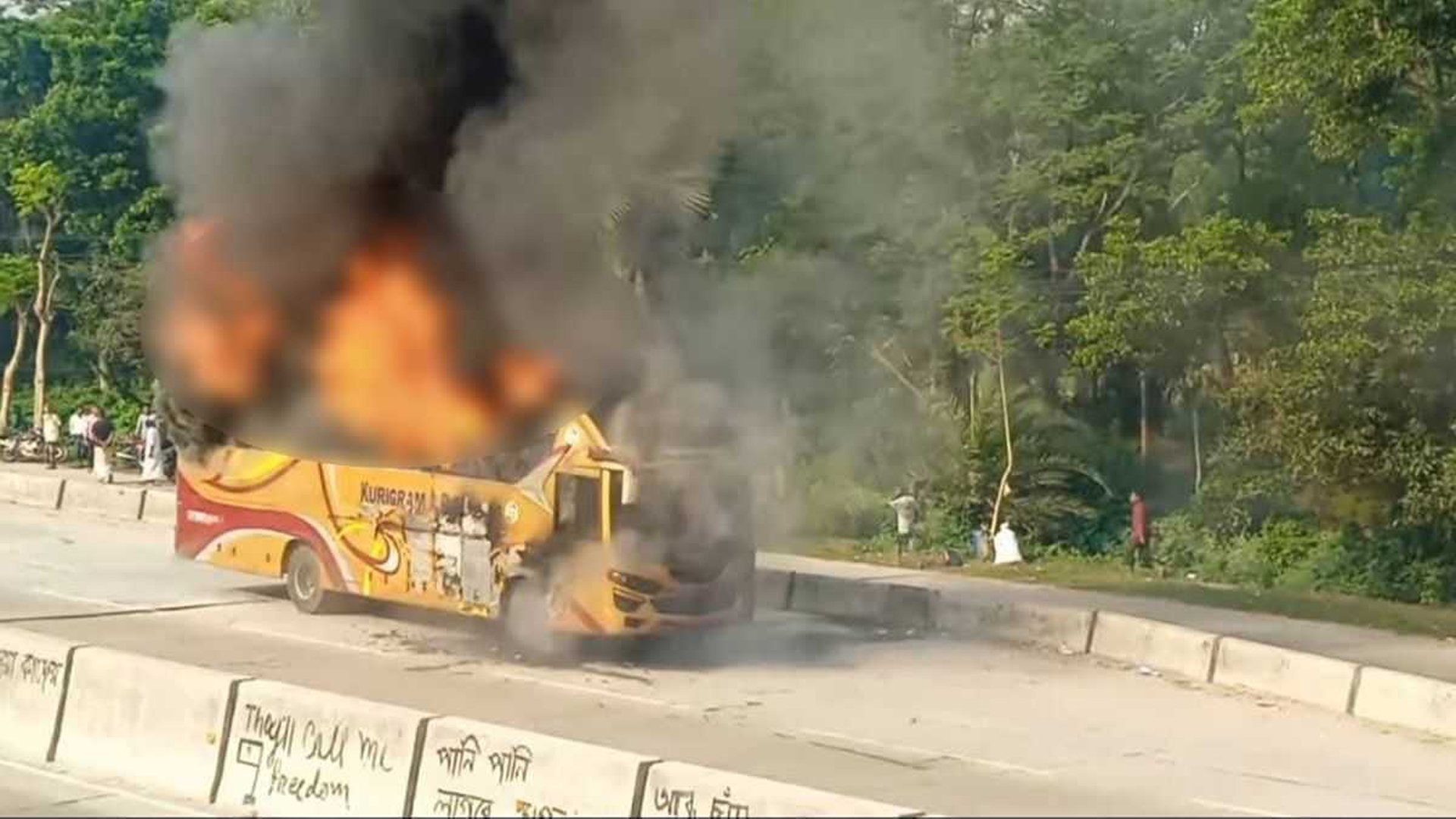 বগুড়ায় হঠাৎ চলন্ত বাসে আগুন!
