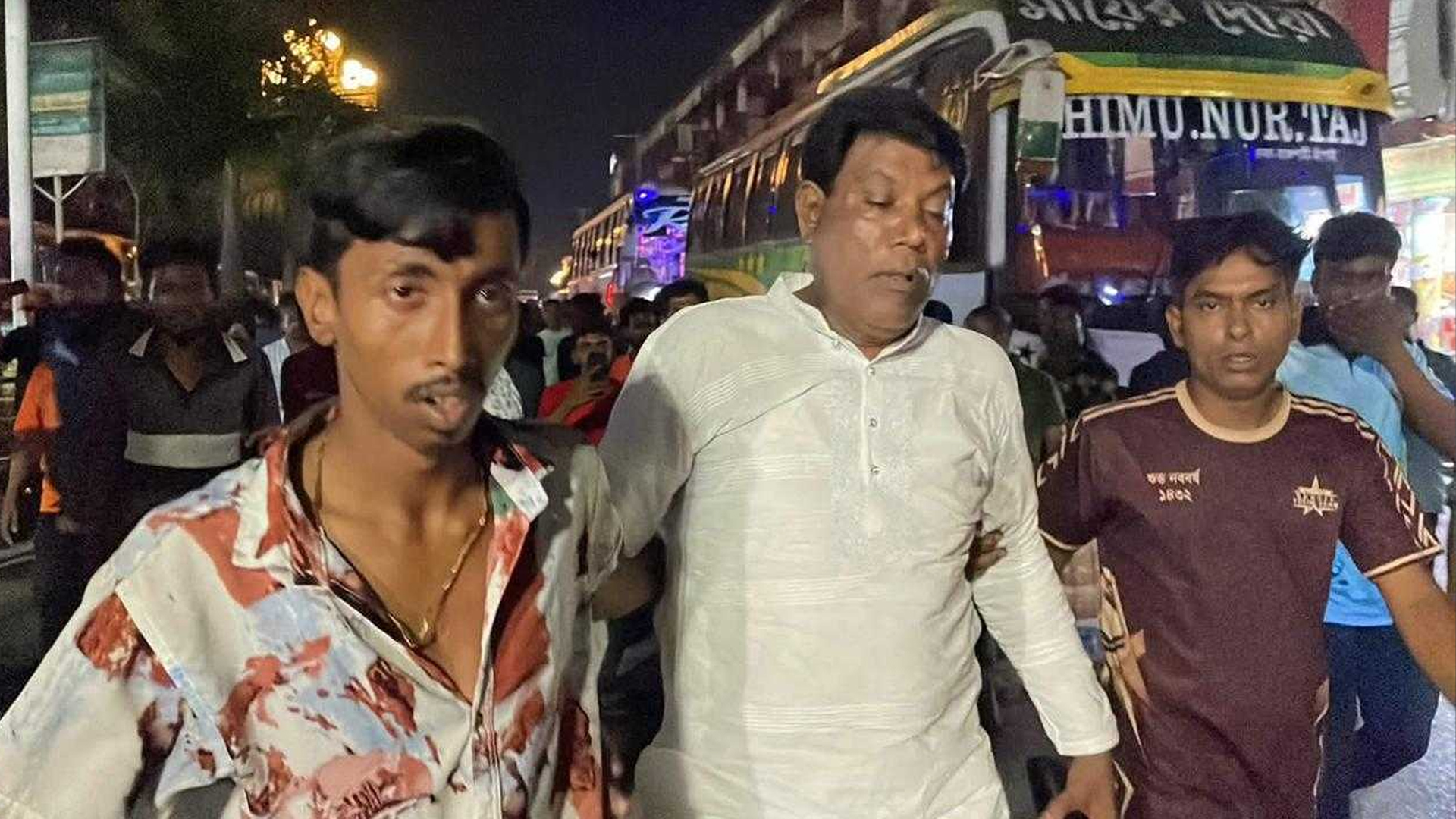 বাস চলাচলের সিদ্ধান্ত নিয়ে রাজশাহীতে দুপক্ষের হাতাহাতি