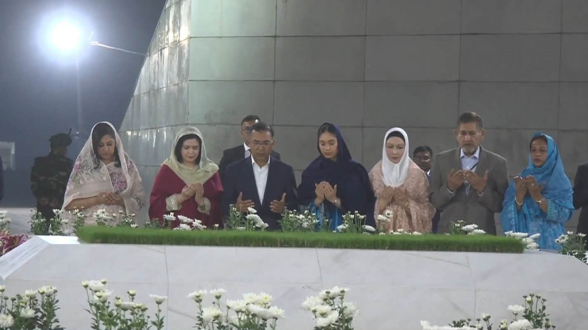 বাবা-মায়ের কবর জিয়ারত করলেন প্রধানমন্ত্রী তারেক রহমান