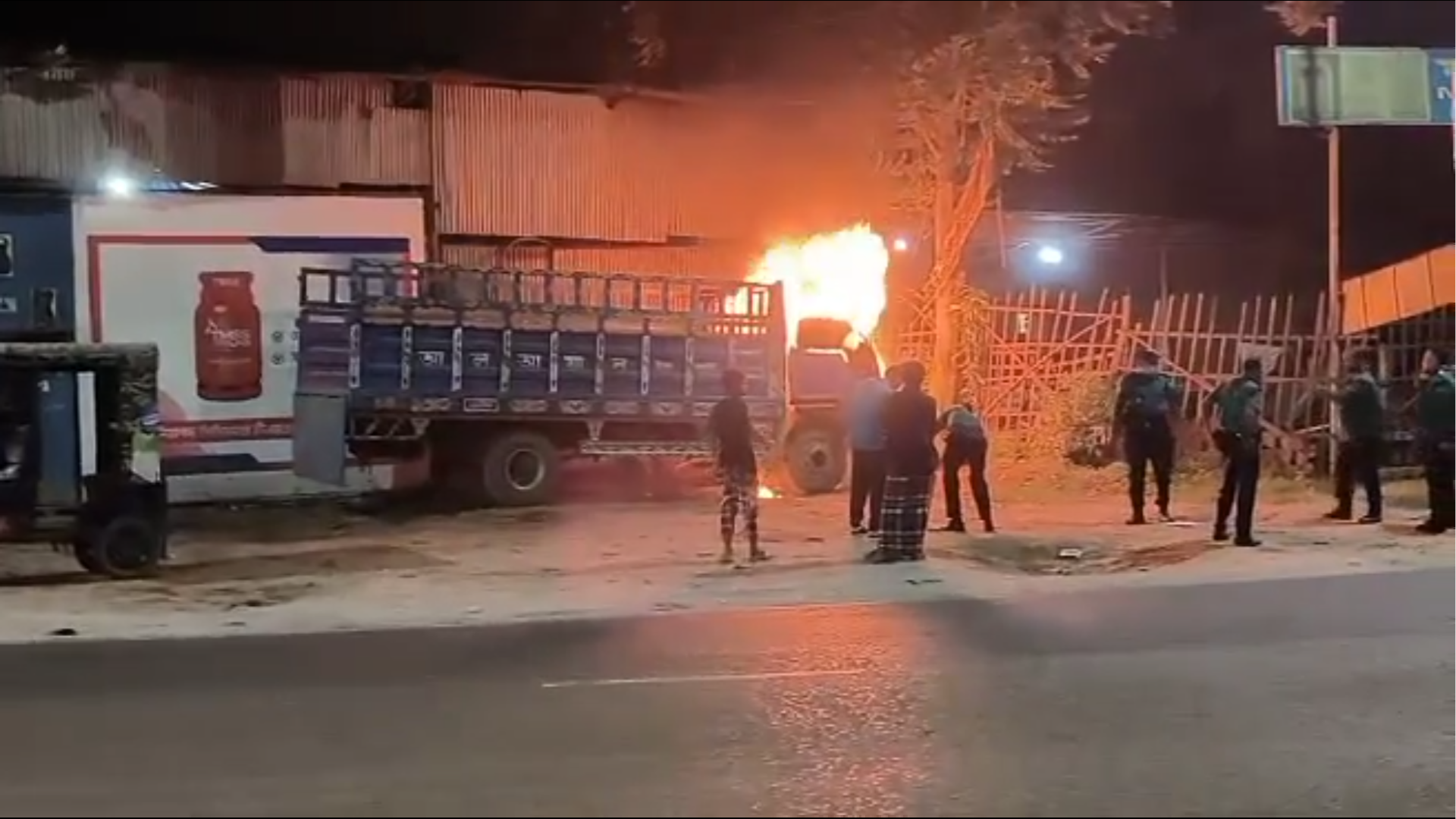 রামপুরায় দাঁড়িয়ে থাকা ট্রাকে দুর্বৃত্তদের আগুন