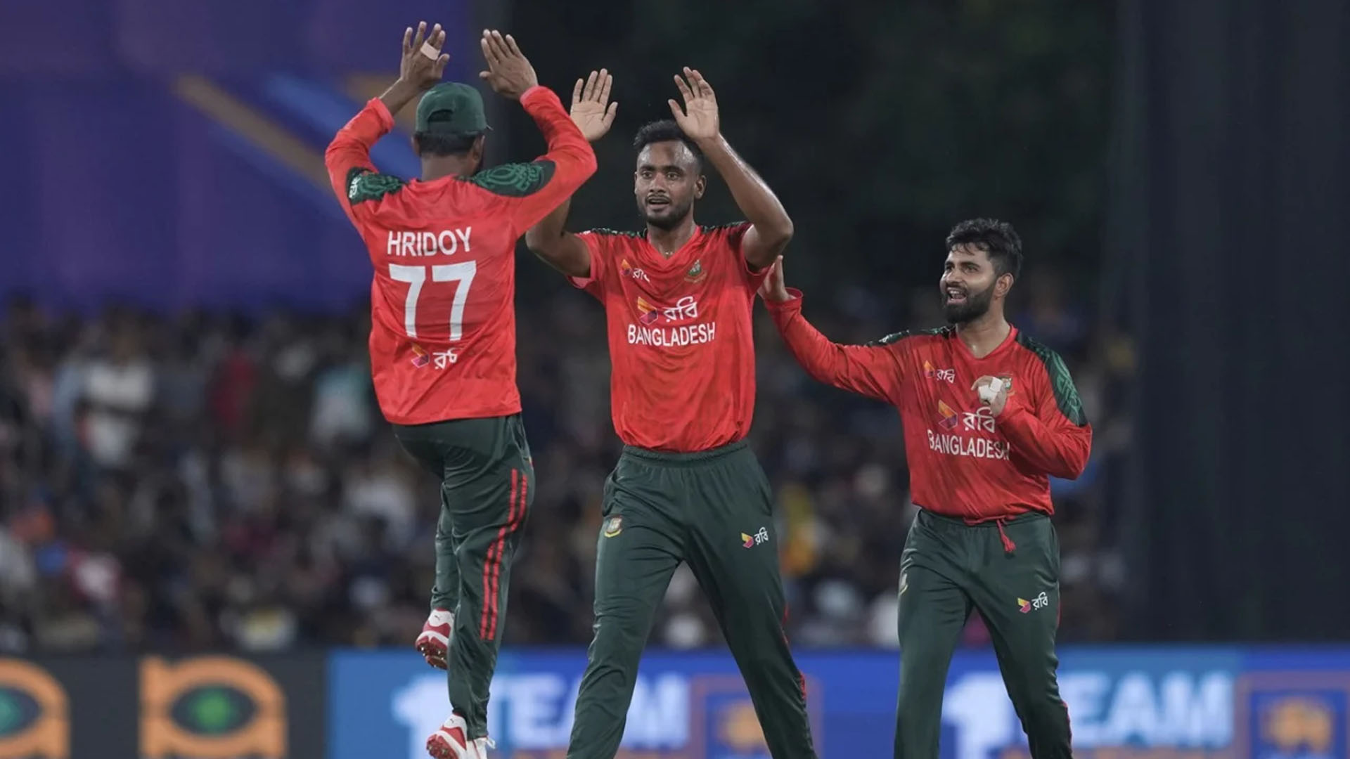 পাওয়ার প্লেতে-ই শ্রীলঙ্কাকে চেপে ধরলো বাংলাদেশ