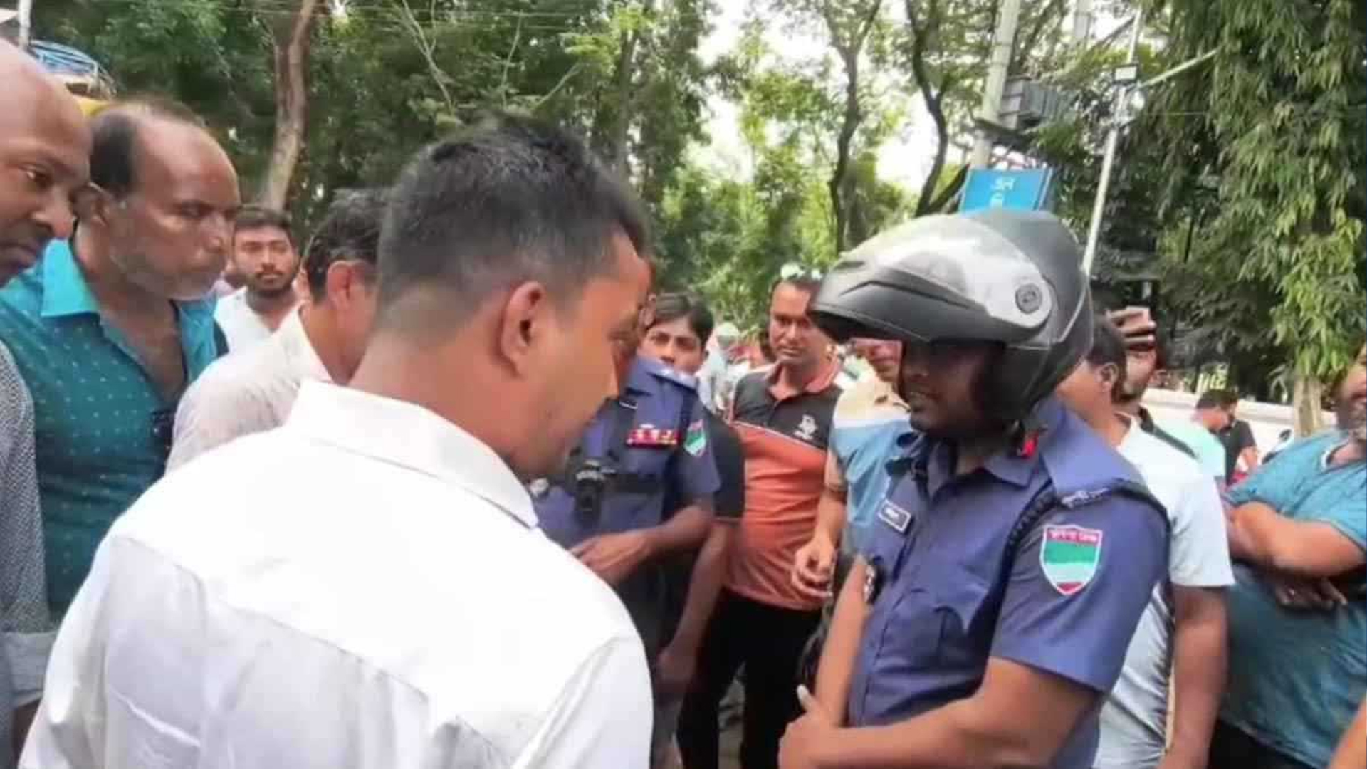 ফিলিং স্টেশনে পুলিশ সদস্যকে জরিমানা করায় প্রতিক্রিয়া জানাল জেলা পুলিশ