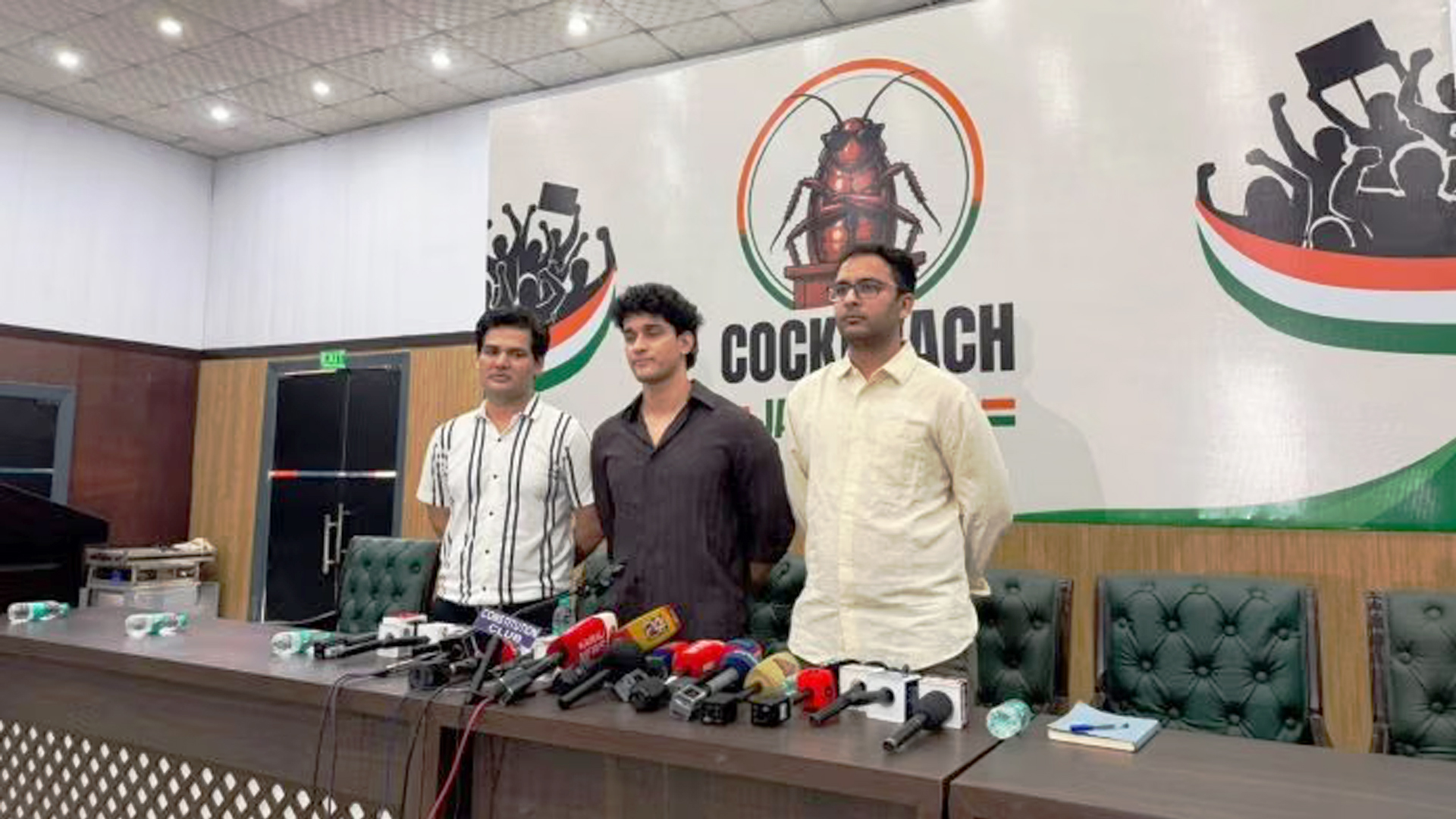 ককরোচ জনতা পার্টির প্রথম সংবাদ সম্মেলন, রাজপথে বিক্ষোভের ডাক