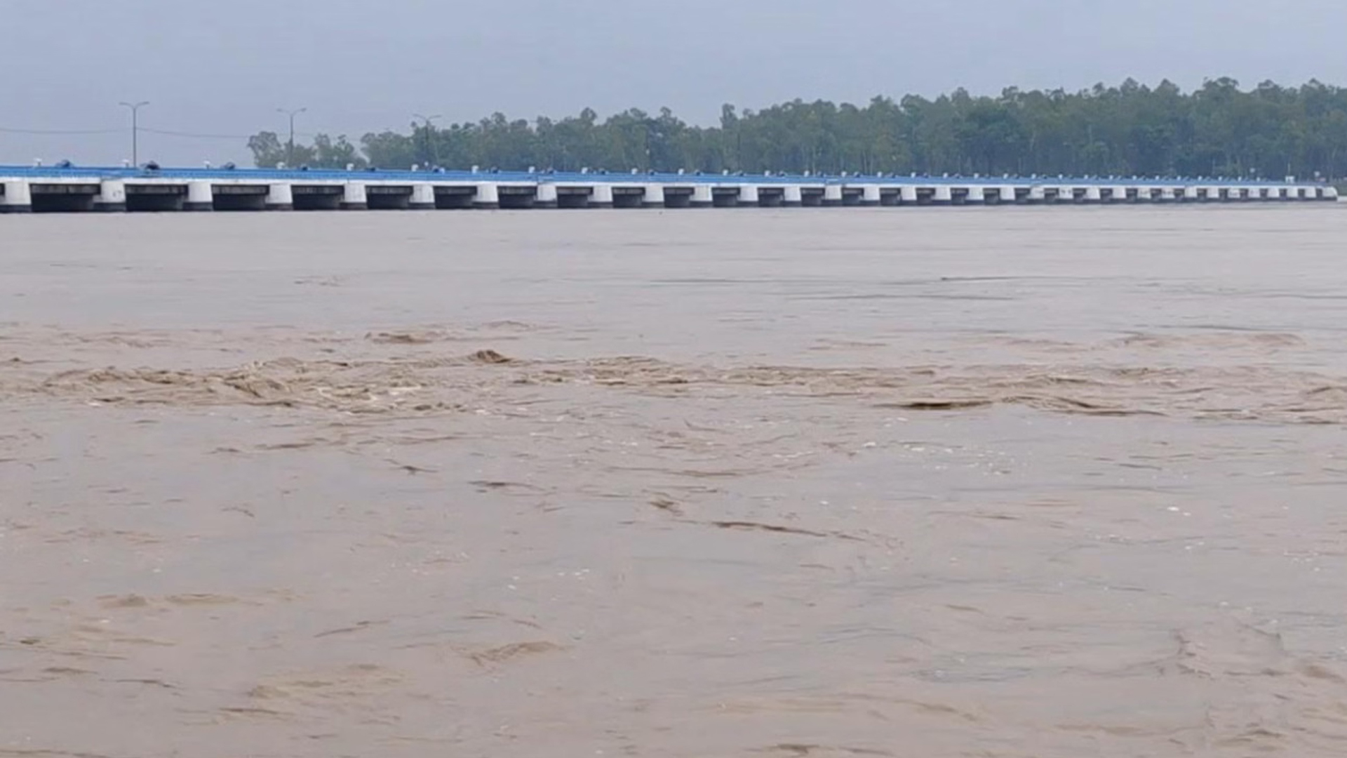বিপৎসীমার ৩৫ সেন্টিমিটার ওপরে তিস্তার পানি, বন্যার শঙ্কায় নির্ঘুম মানুষ