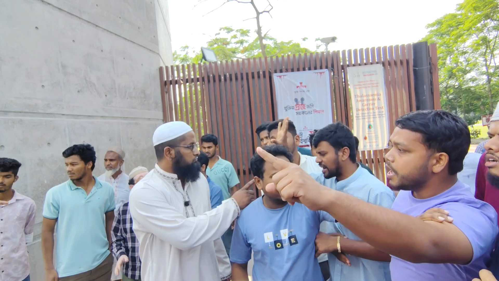 উপাচার্যের পদত্যাগ দাবির সংবাদ সম্মেলনে বেরোবি প্...