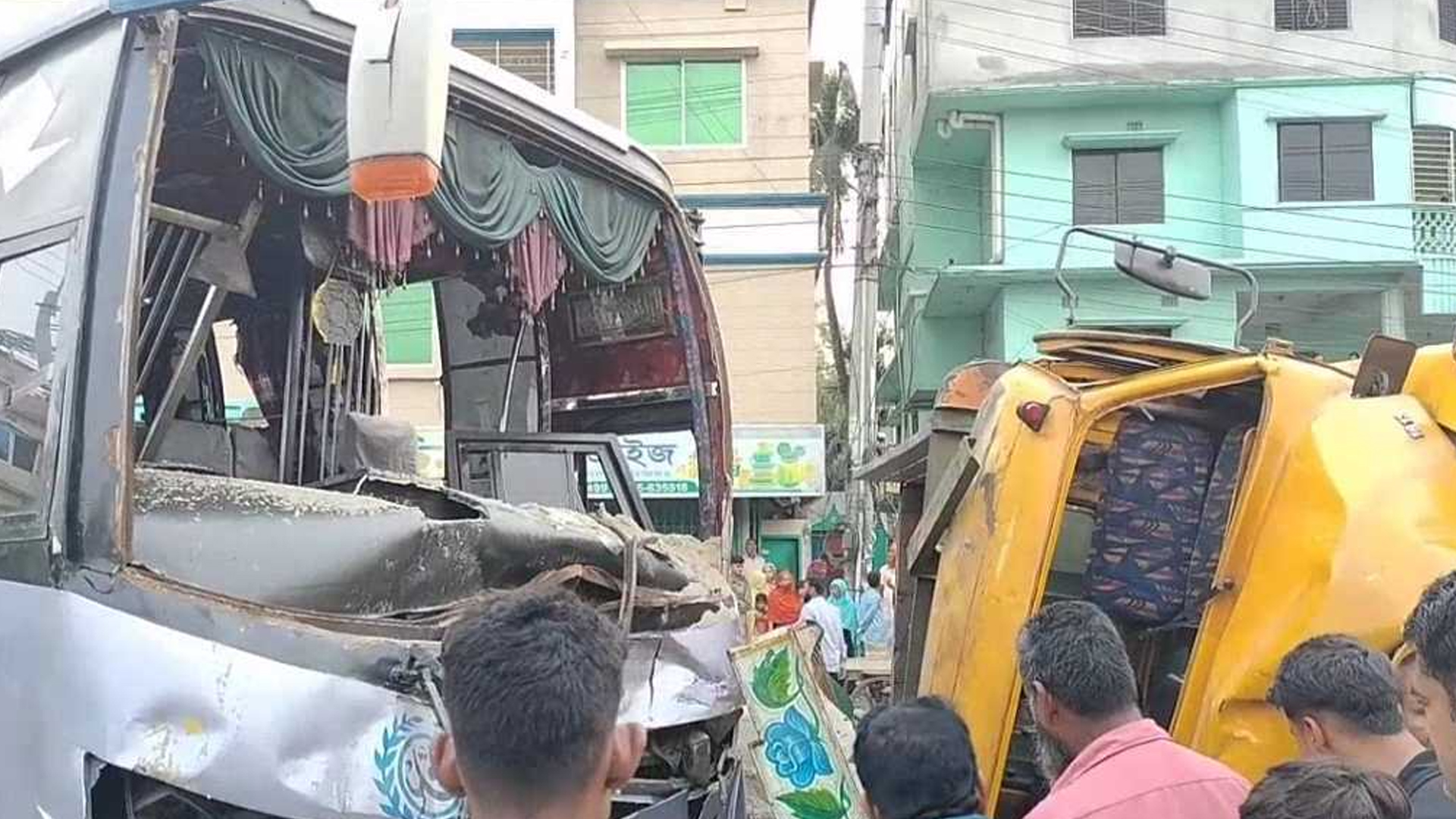 টাঙ্গাইলে বাস-ট্রাকের মুখোমুখি সংঘর্ষে নিহত ২