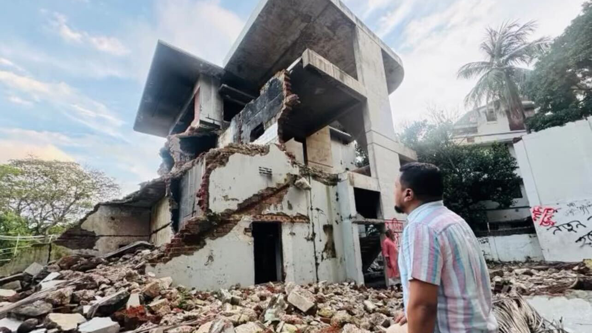 ধানমন্ডি ৩২ নম্বর দেখতে এসে যুবলীগ নেতা গ্রেফতার
