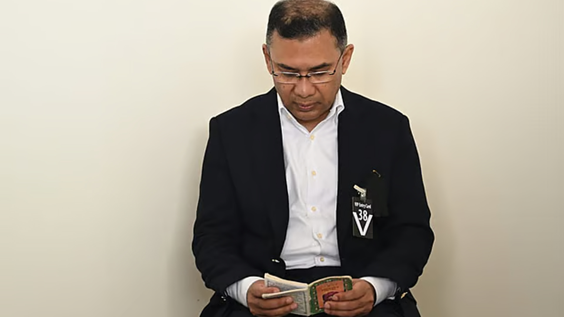 মায়ের কফিনের পাশে বসে পবিত্র কোরআন তিলাওয়াত করেন তারেক রহমান