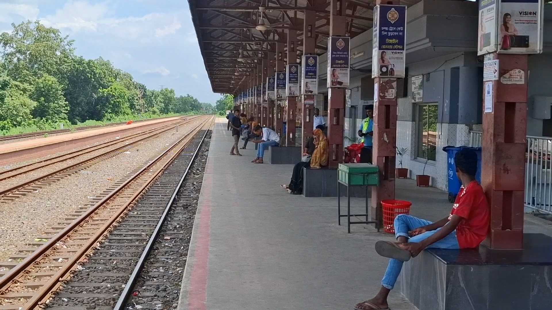 চট্টগ্রামের বদলে ভুলে টাঙ্গাইল রেলস্টেশনে গিয়ে ধর্ষণের শিকার তরুণী, গ্রেফতার ৩