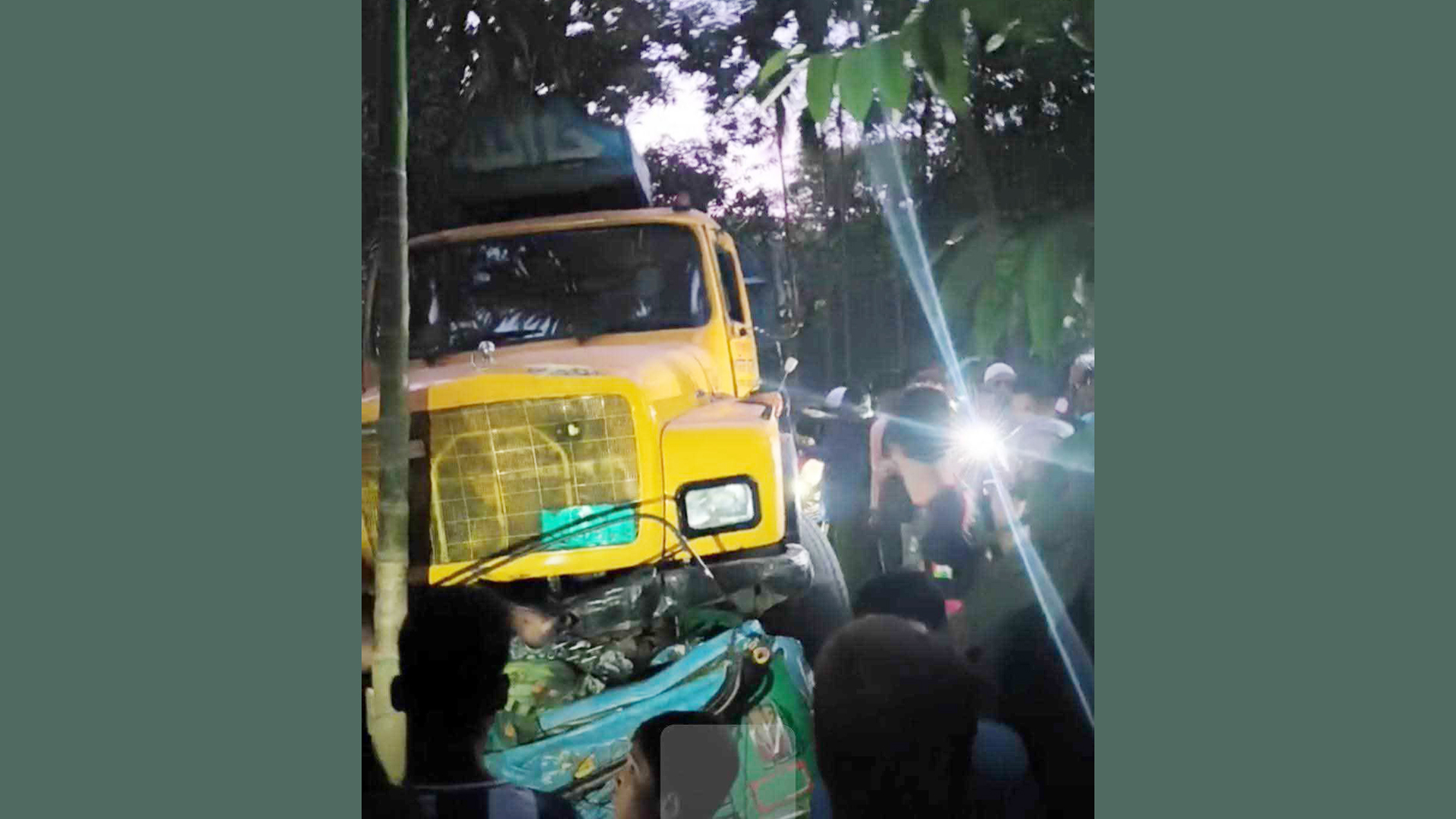 কুমিল্লায় নিয়ন্ত্রণ হারিয়ে ইজিবাইক-অটোরিকশায় ট্রাকের ধাক্কা, নিহত ৩