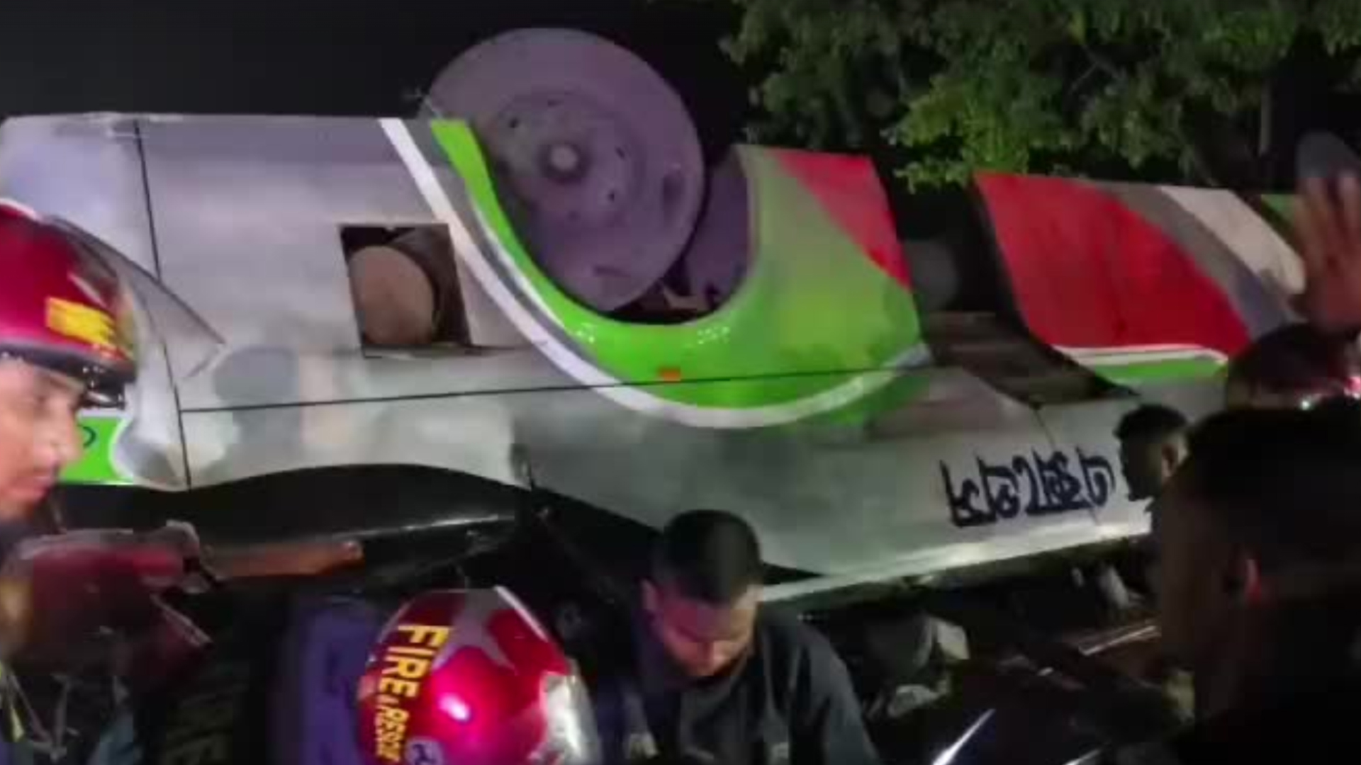 কুমিল্লায় উল্টে গেল যাত্রীবাহী বাস, সাংবাদিকসহ আহত একাধিক