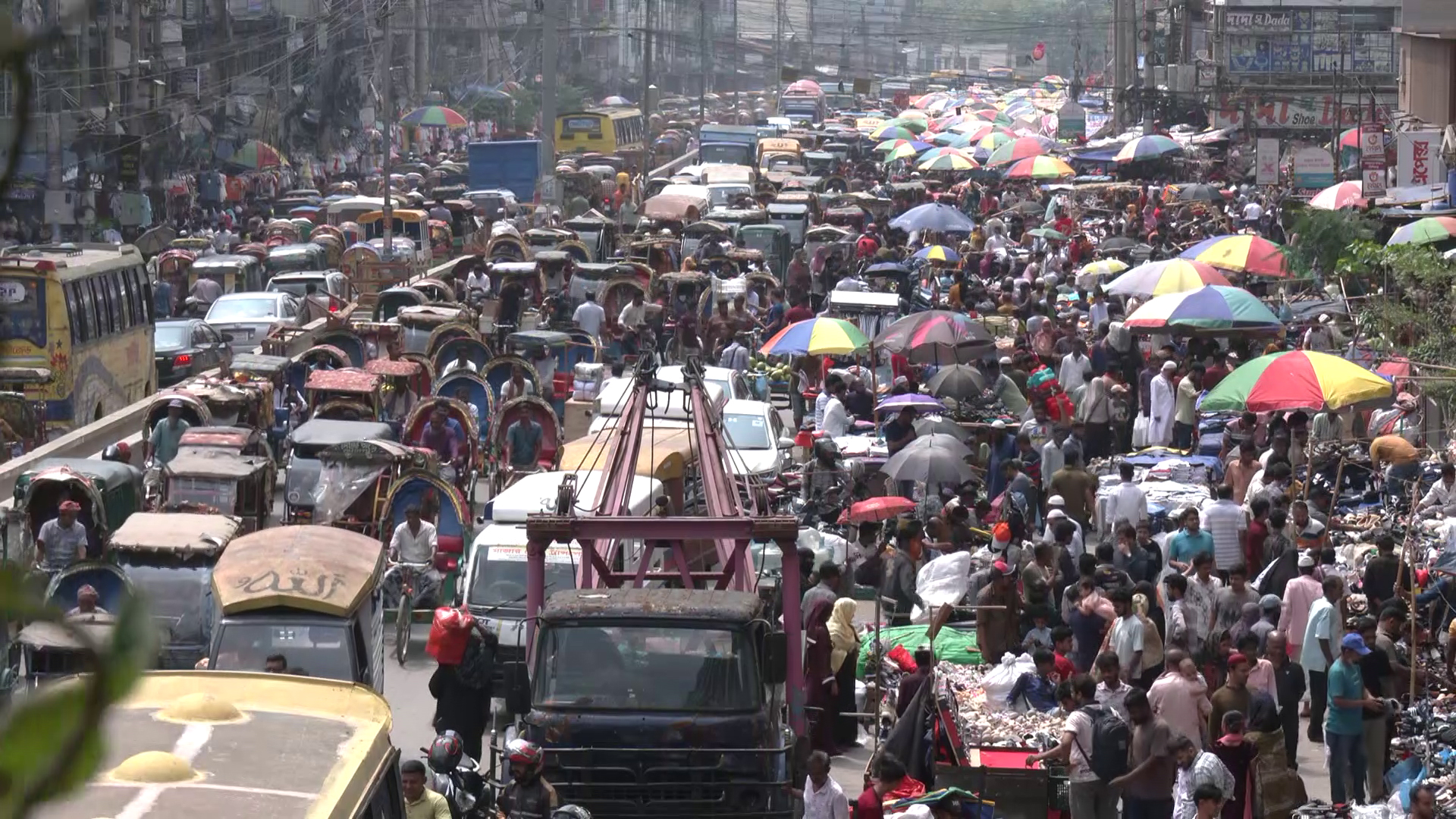 রাজধানীর বহু সড়কের বড় অংশই হকারদের দখলে, করণীয় কী?