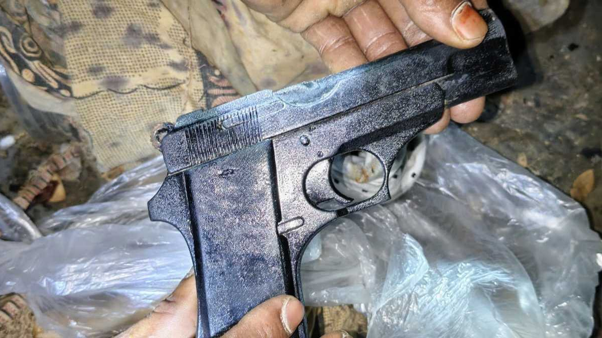 যশোরে রান্নাঘরের মাটি খুঁড়ে পিস্তল উদ্ধার