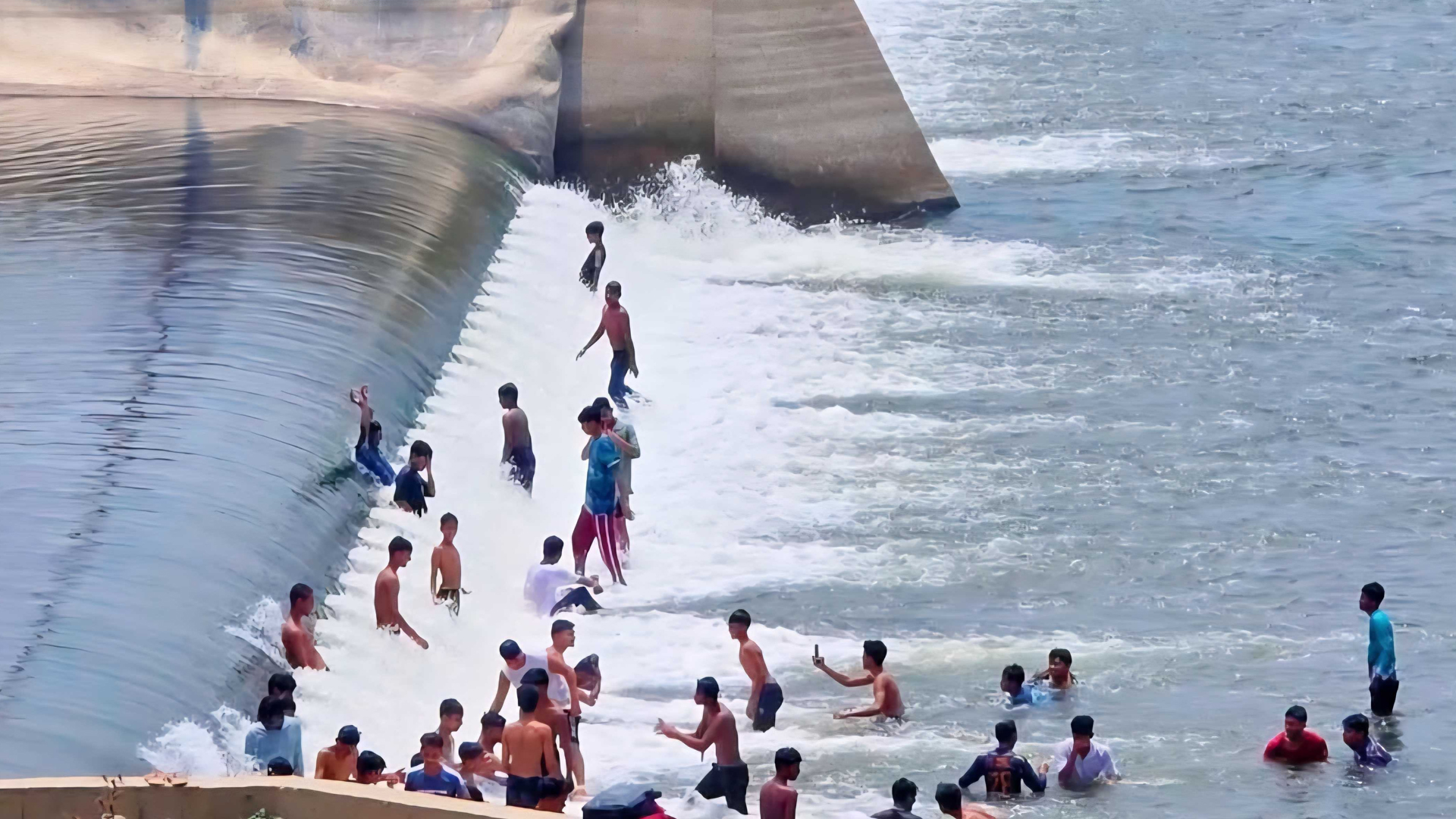 মহানন্দা রাবার ড্যামে মানুষের ভিড়, ঝুঁকি এড়াতে নিরাপত্তা জোরদার