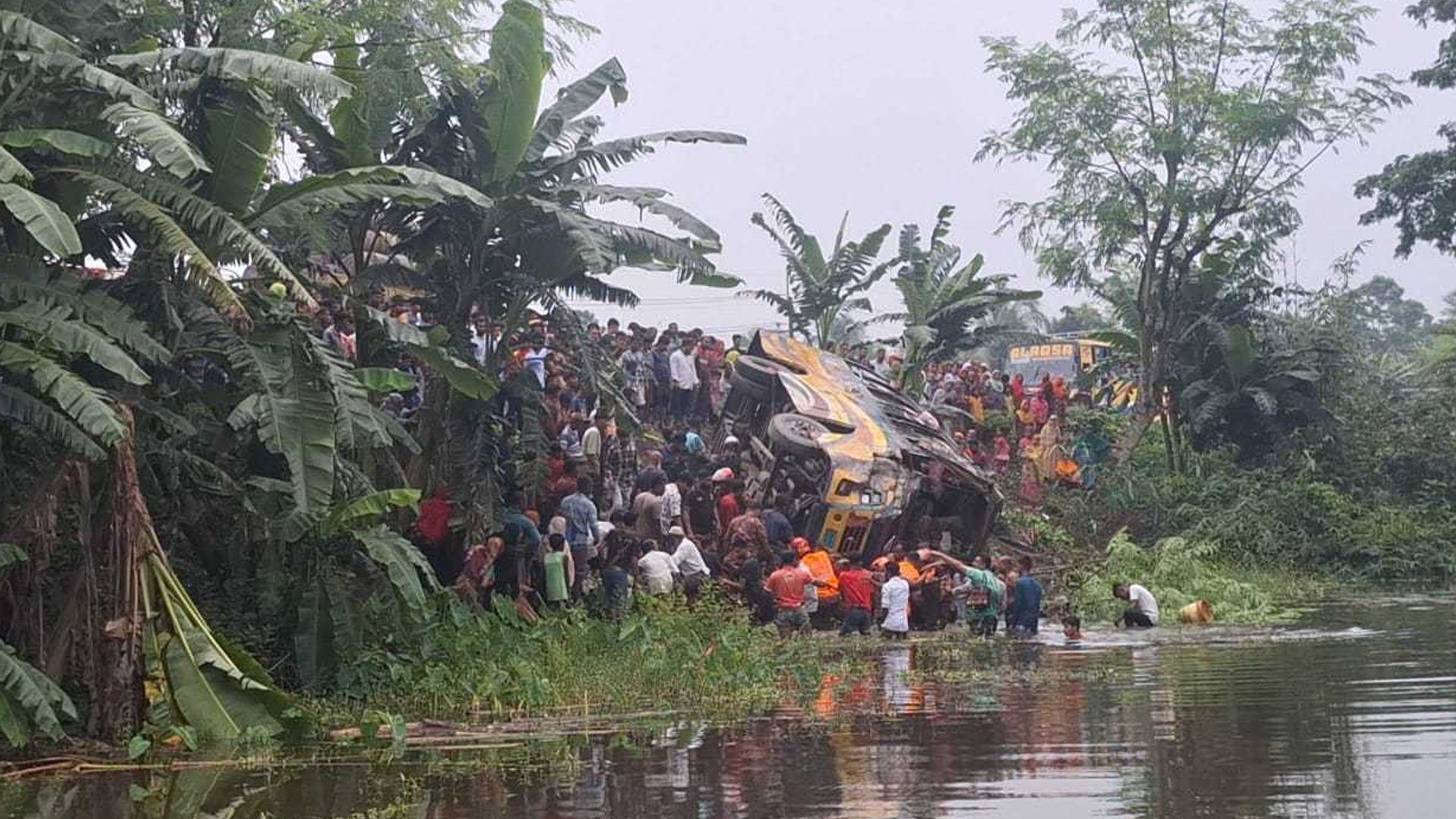 সংকীর্ণ সড়কে অনিয়ন্ত্রিত যান: নড়াইল-যশোর রুটে বাড়ছে মৃত্যুর মিছিল