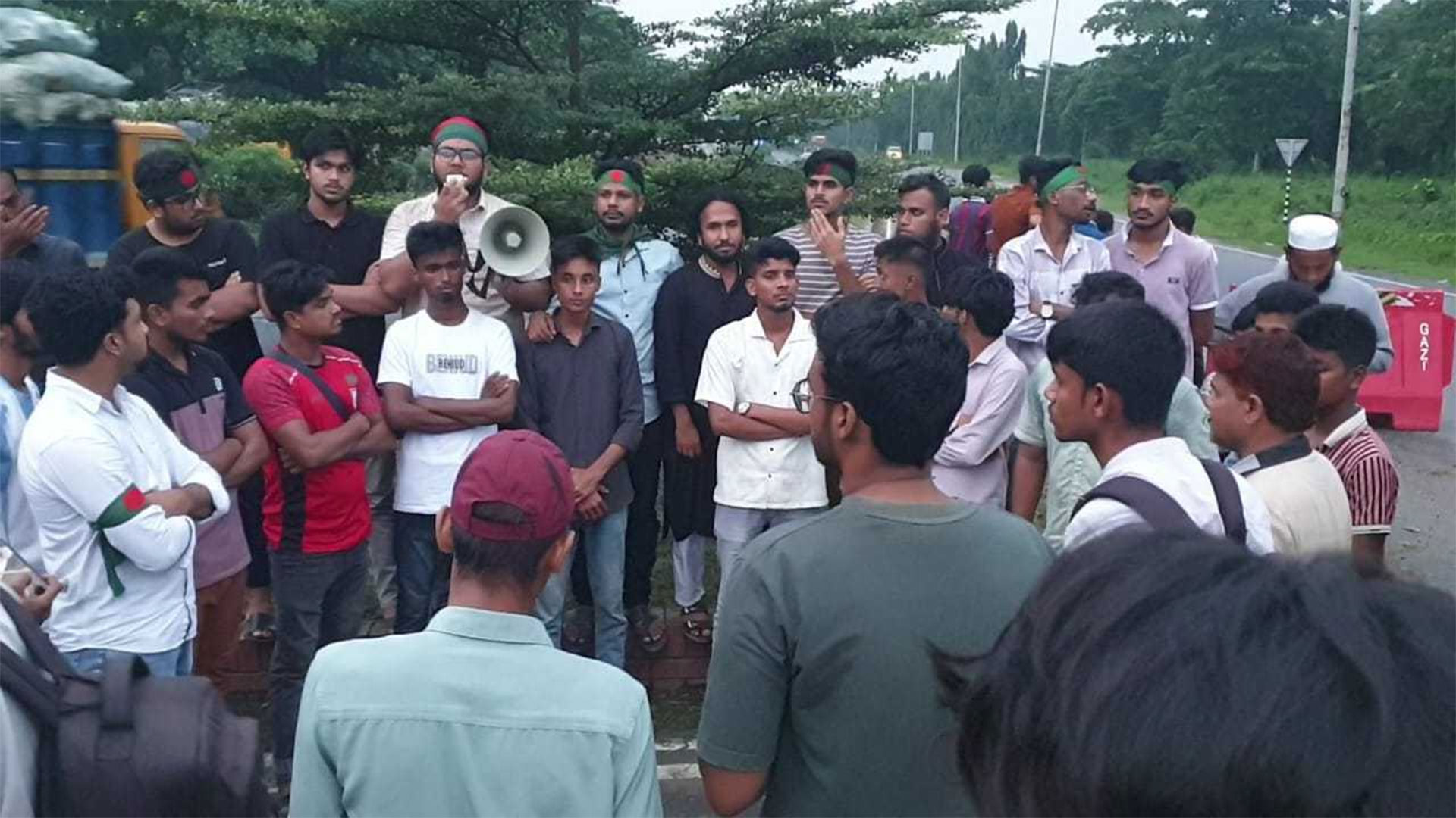এনসিপি নেতাদের ওপর হামলার প্রতিবাদে সিরাজগঞ্জে বিক্ষোভ