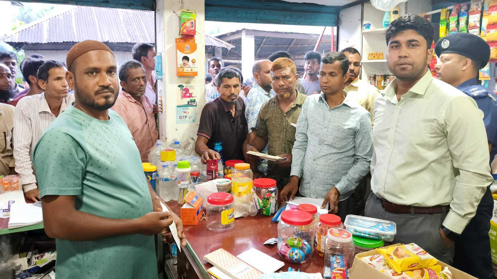 পিরোজপুরে বেশি দামে পেট্রোল বিক্রি করায় দুই ব্যবসায়ীকে জরিমানা