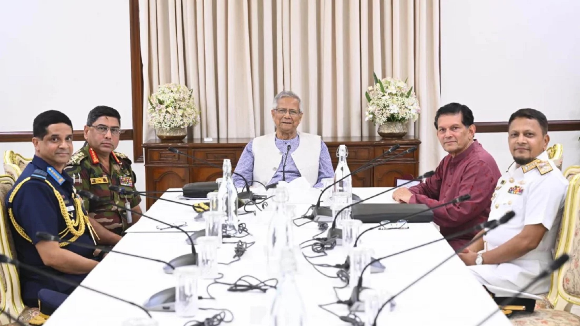 যমুনায় প্রধান উপদেষ্টার সঙ্গে তিন বাহিনীর প্রধানের বৈঠক