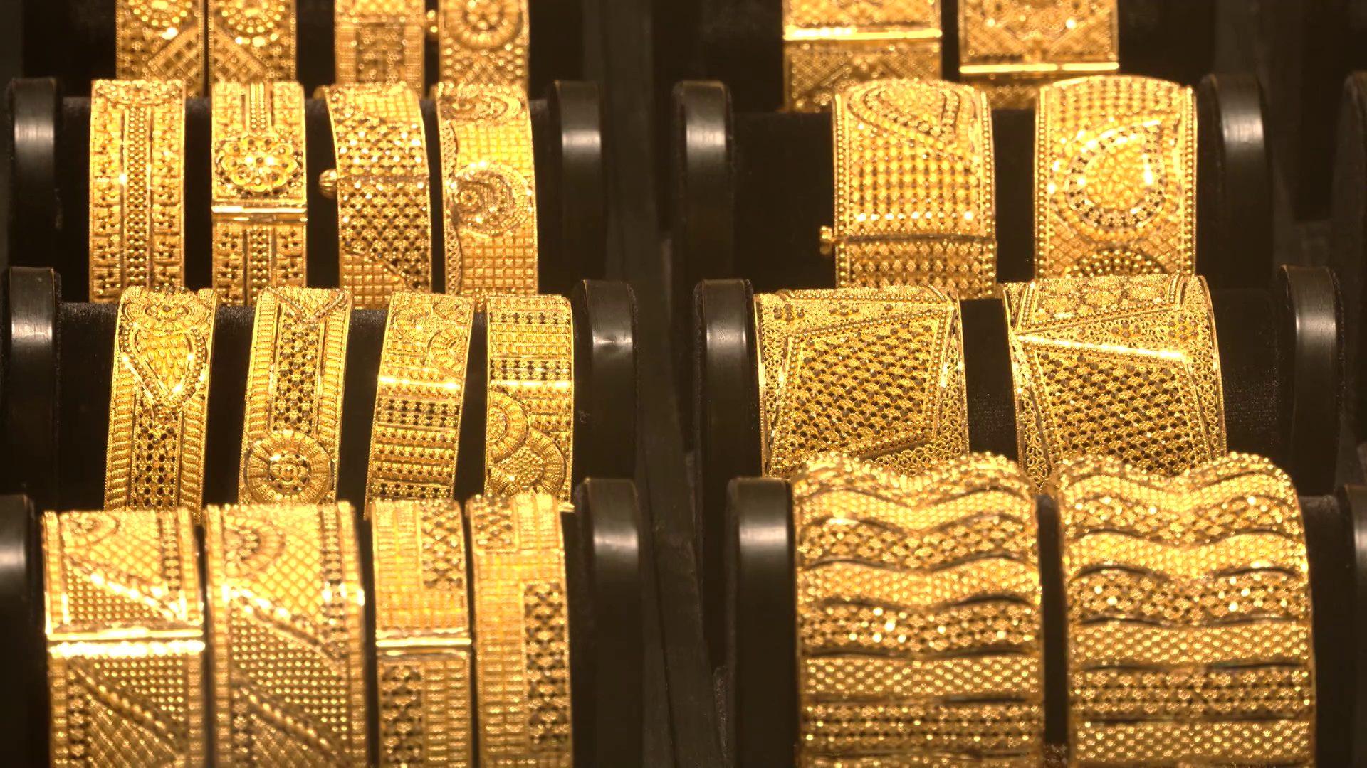 স্বর্ণ কিনবেন? জেনে নিন আজকের বাজারদর