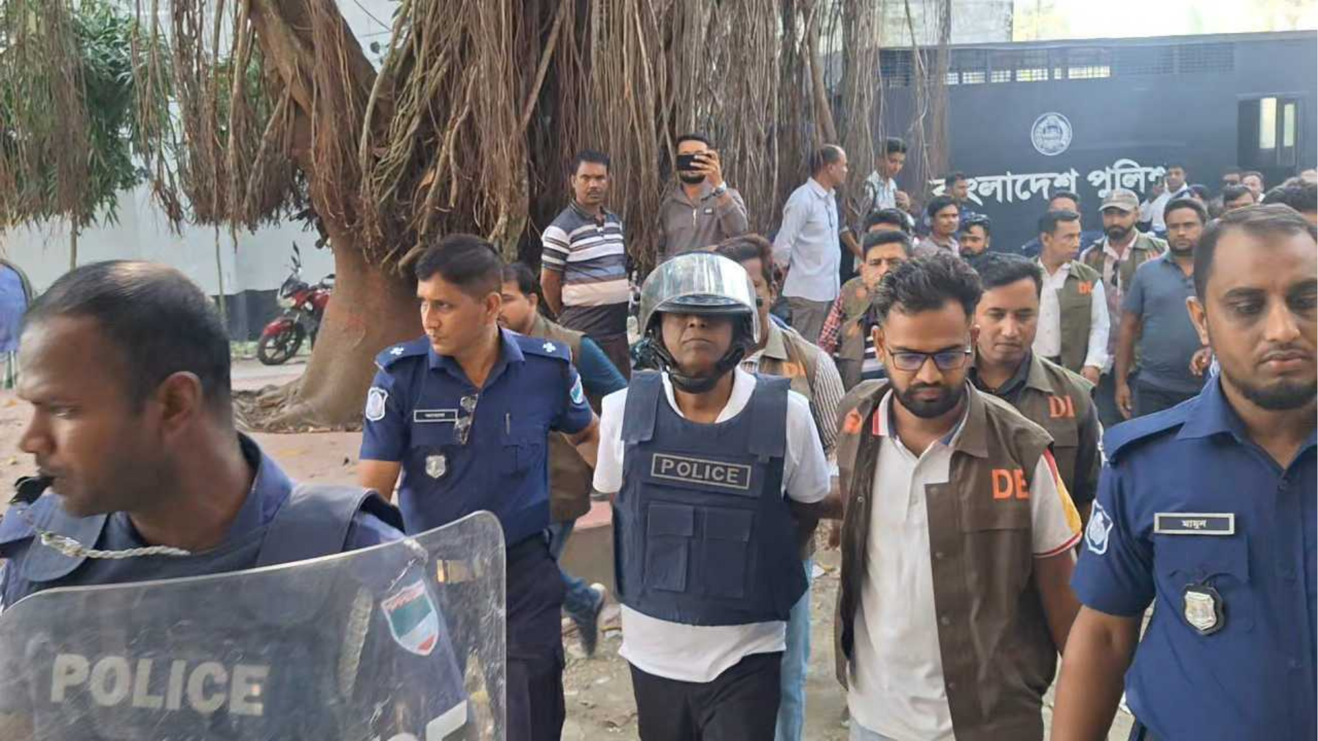 স্বাস্থ্যঝুঁকি বিবেচনায় সাবেক এমপির রিমান্ড নামঞ্জুর, জেলগেটে জিজ্ঞাসাবাদের আদেশ