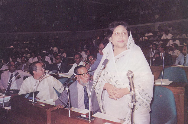  ২০০১ সালে সরকার গঠনের পর জাতীয় সংসদে বক্তৃতায় প্রধানমন্ত্রী খালেদা জিয়া।