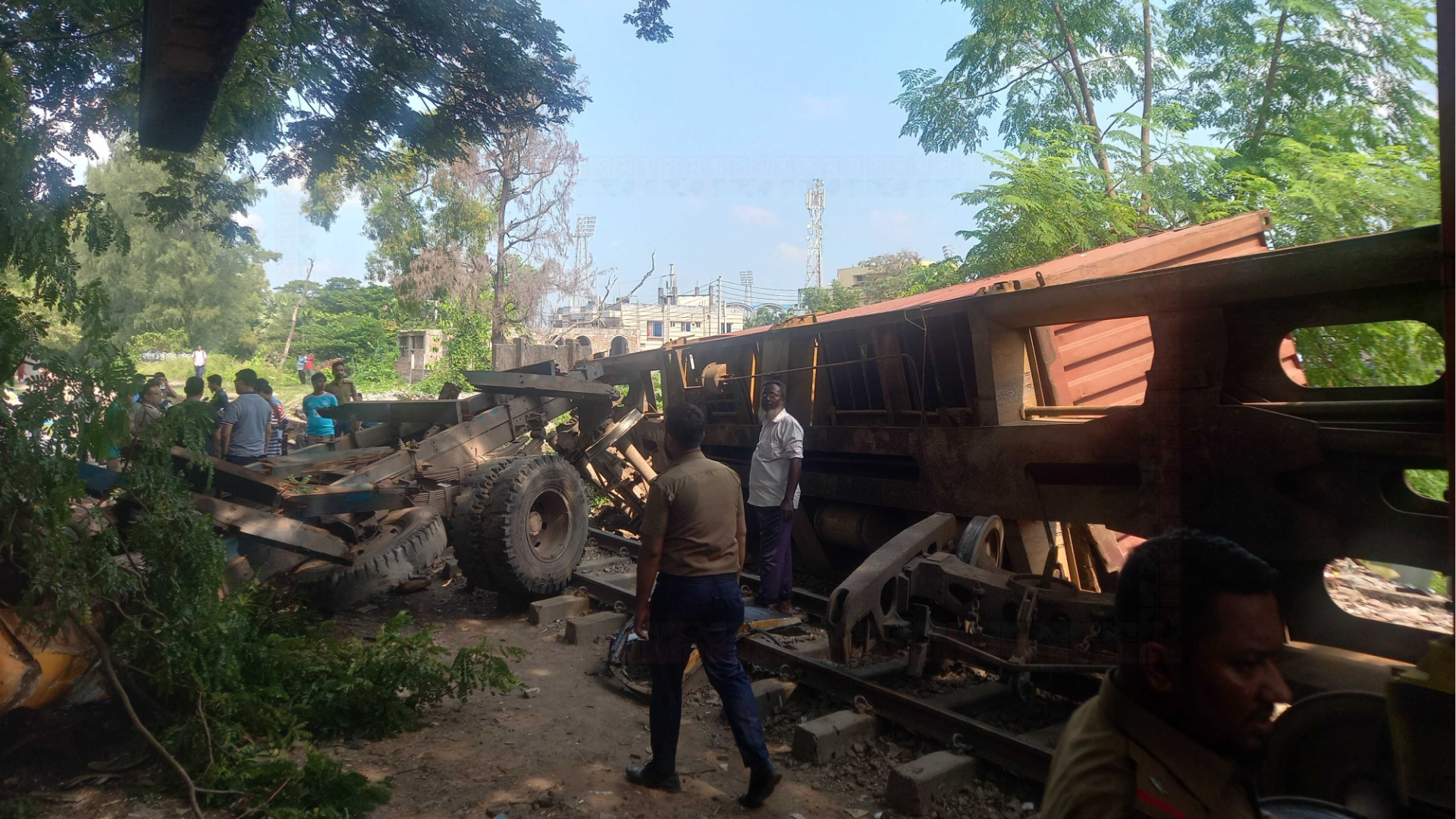 চট্টগ্রামে চালবোঝাই ট্রাকে ট্রেনের ধাক্কা, সিকিউরিটি গার্ড নিহত
