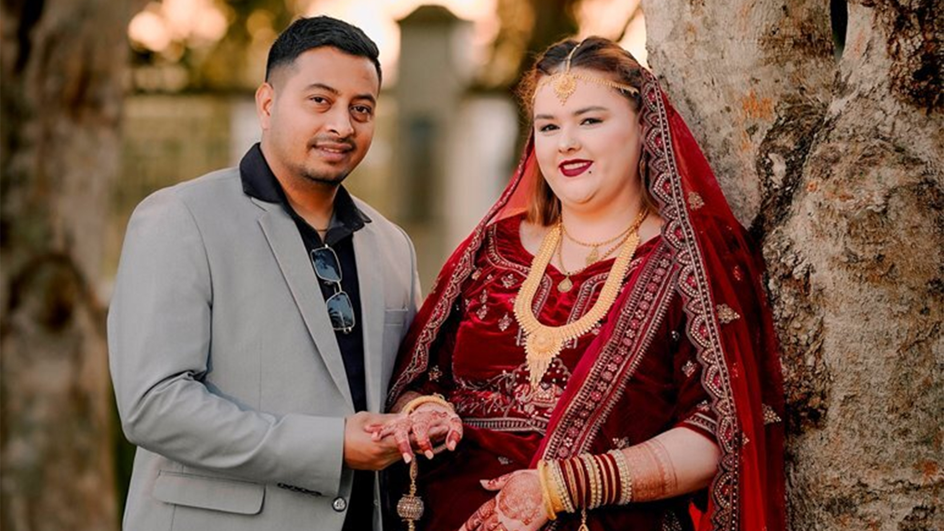 দেশি ছেলের বিদেশি বউ দেখতে উৎসুক জনতার ভিড়