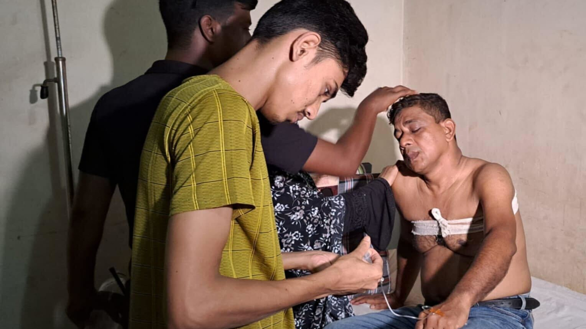 আওয়ামী লীগ নেতা‌কে ধর‌তে যাওয়া পুলিশ সদস্যকে ব‌টি দিয়ে কোপ, আটক ২
