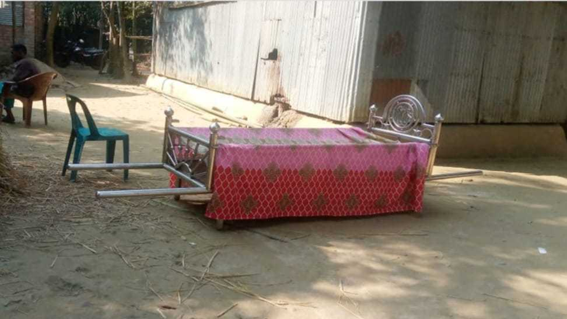 জমি নিয়ে সন্তানদের বিরোধে বাবার মরদেহ দাফনে বাধা