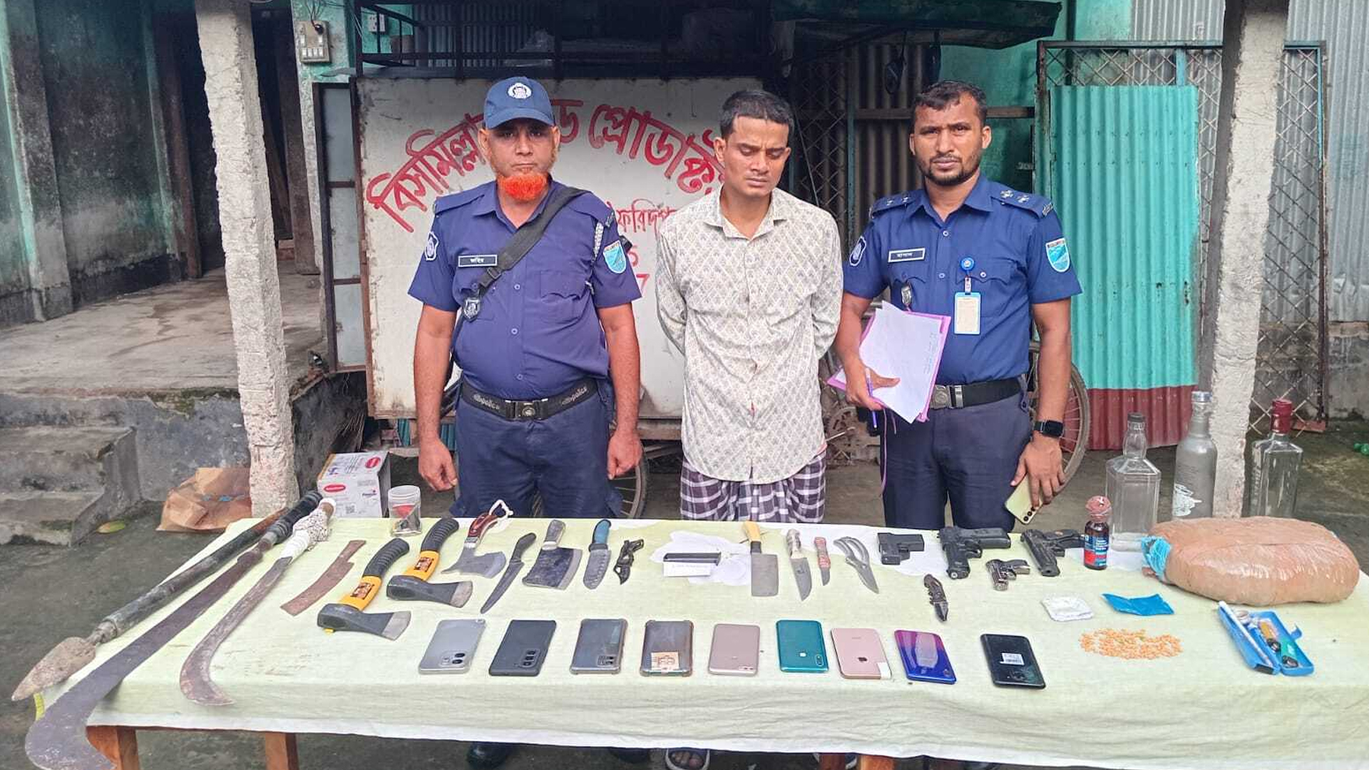 পিস্তল-কুড়াল দিয়ে আধিপত্য বিস্তার করতেন কুটি মিয়া, এবার গ্রেফতার