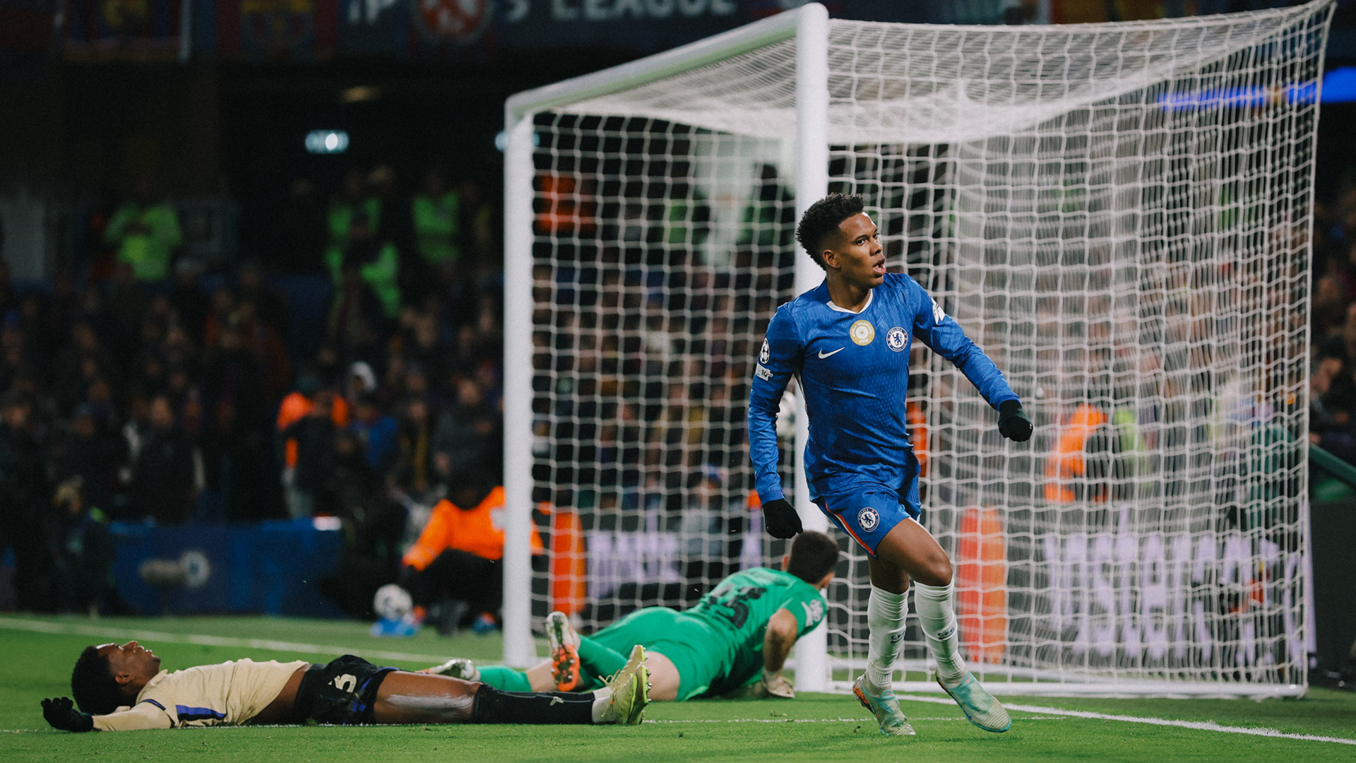 বার্সেলোনার বিপক্ষে গোল করে এমবাপ্পে ও হল্যান্ডের পাশে এস্তেভাও