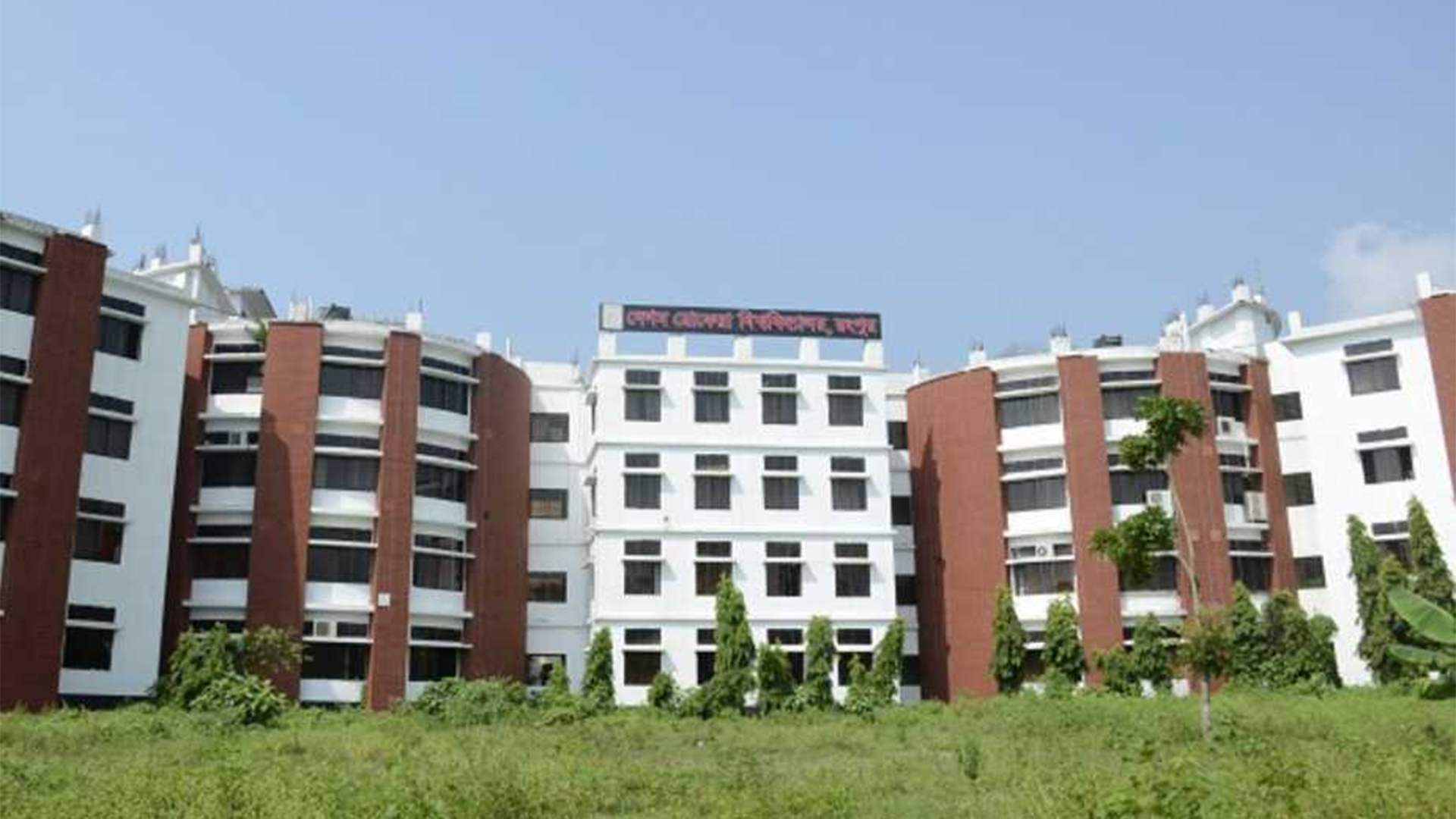 একই দিনে ঢাবির ভর্তি পরীক্ষা ও বেরোবির সমাবর্তন, কেন্দ্র নিয়ে সংশয়