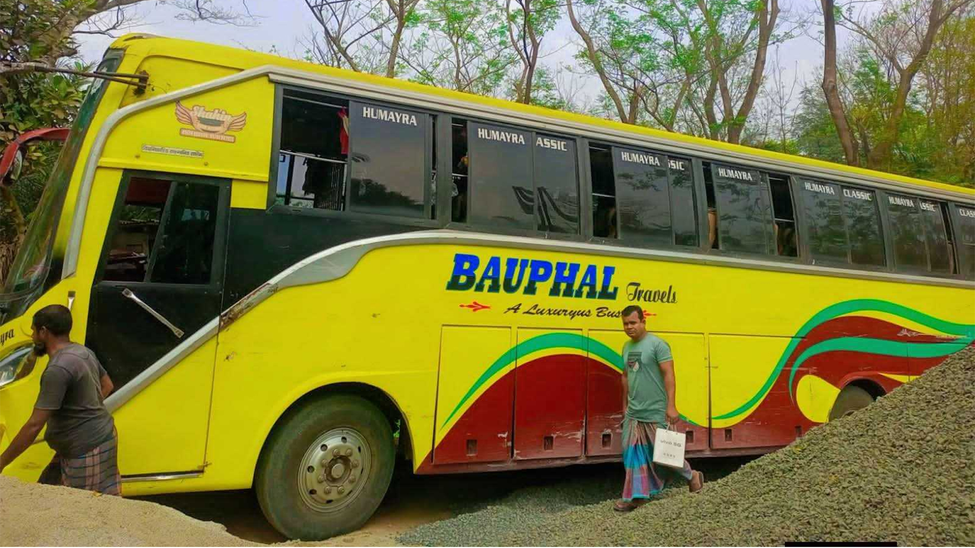 মাদারীপুরে বাসের ধাক্কায় প্রাণ গেল মৌচাষির