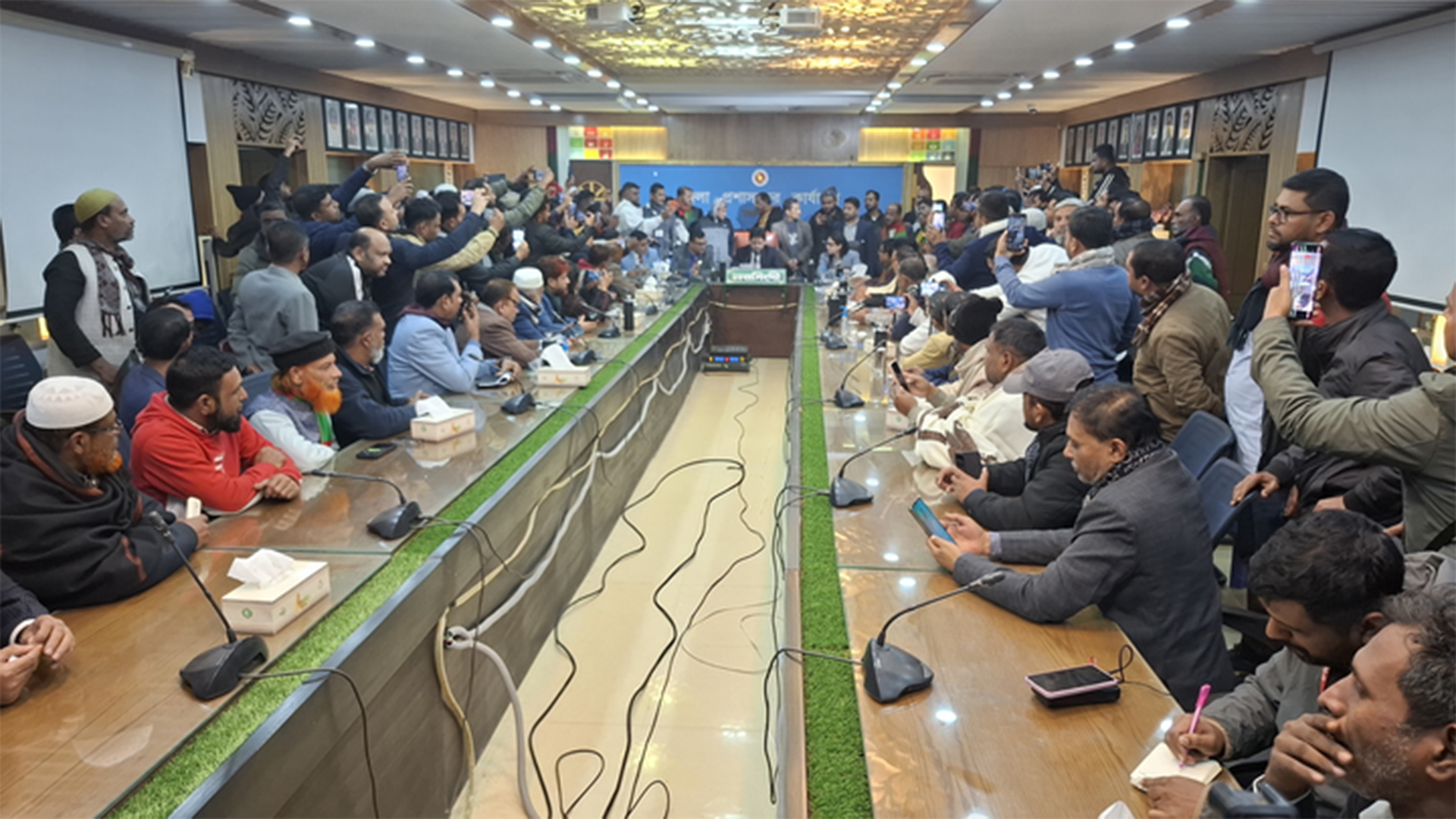 নরসিংদীতে যাচাই বাছাইয়ে অসম্পূর্ণ মনোনয়নপত্র রাতে বৈধ ঘোষণা