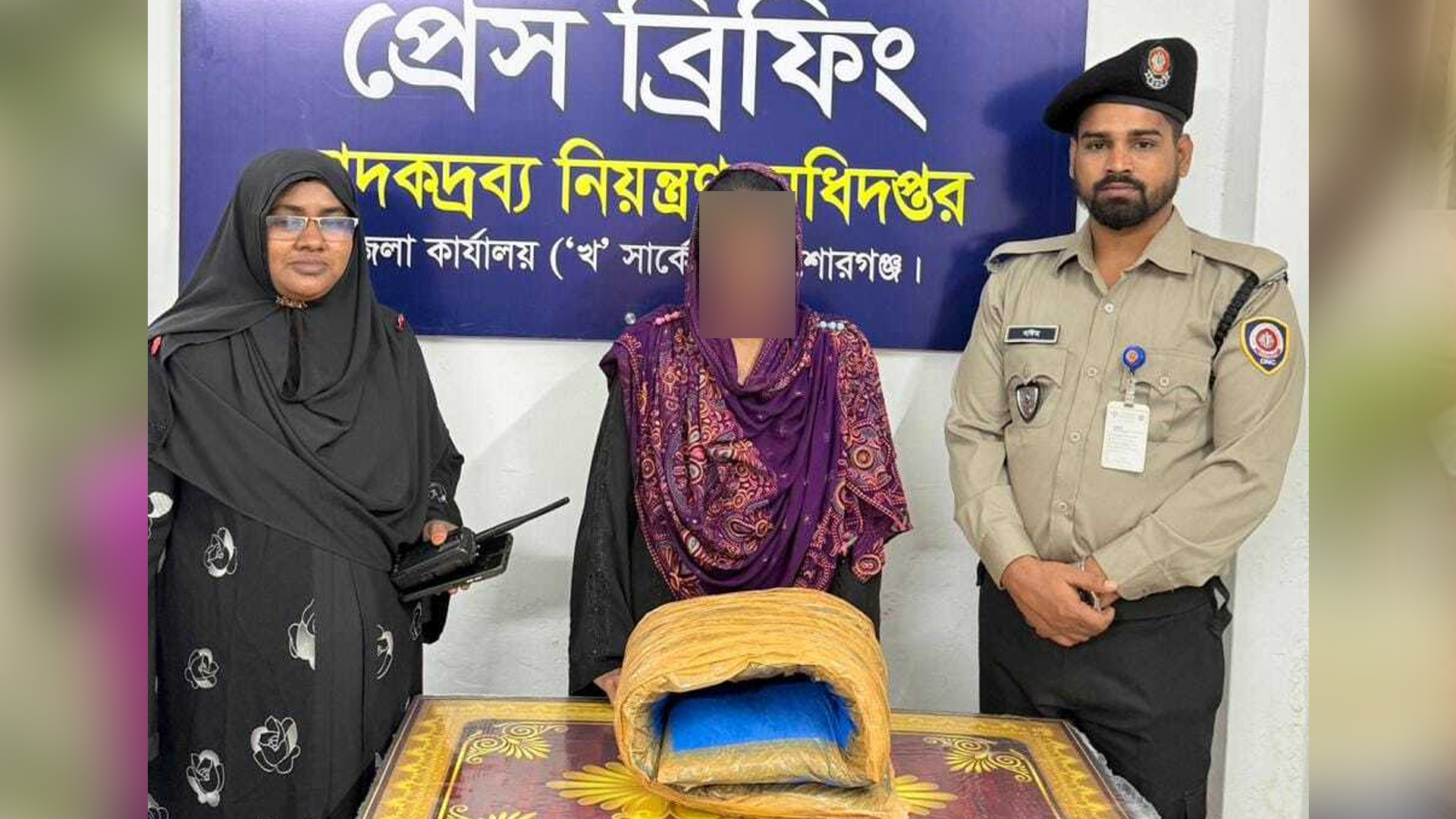 কোমড়ে পেঁচিয়ে গাঁজা পাচারের চেষ্টা, নারী মাদক ব্যবসায়ী আটক