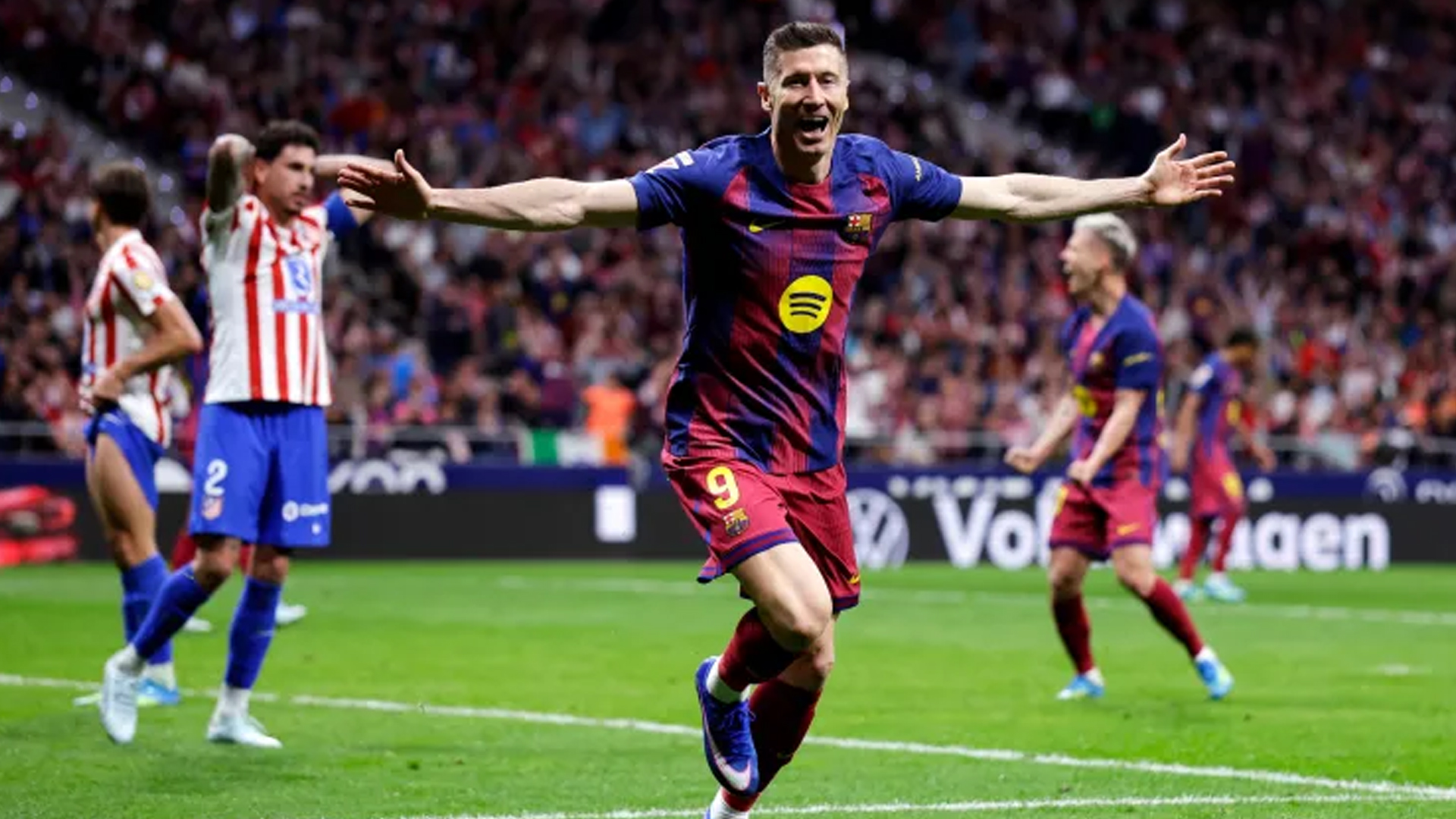 ১০ জনের অ্যাতলেটিকোকে হারিয়ে শিরোপার আরও কাছে বার্সেলোনা