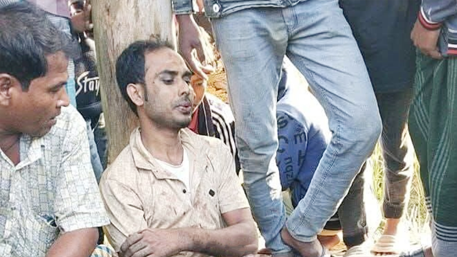 চোর সন্দেহে যুবদল নেতাকে ধাওয়া, গণপিটুনিতে ভেঙ্গে গেল পা!