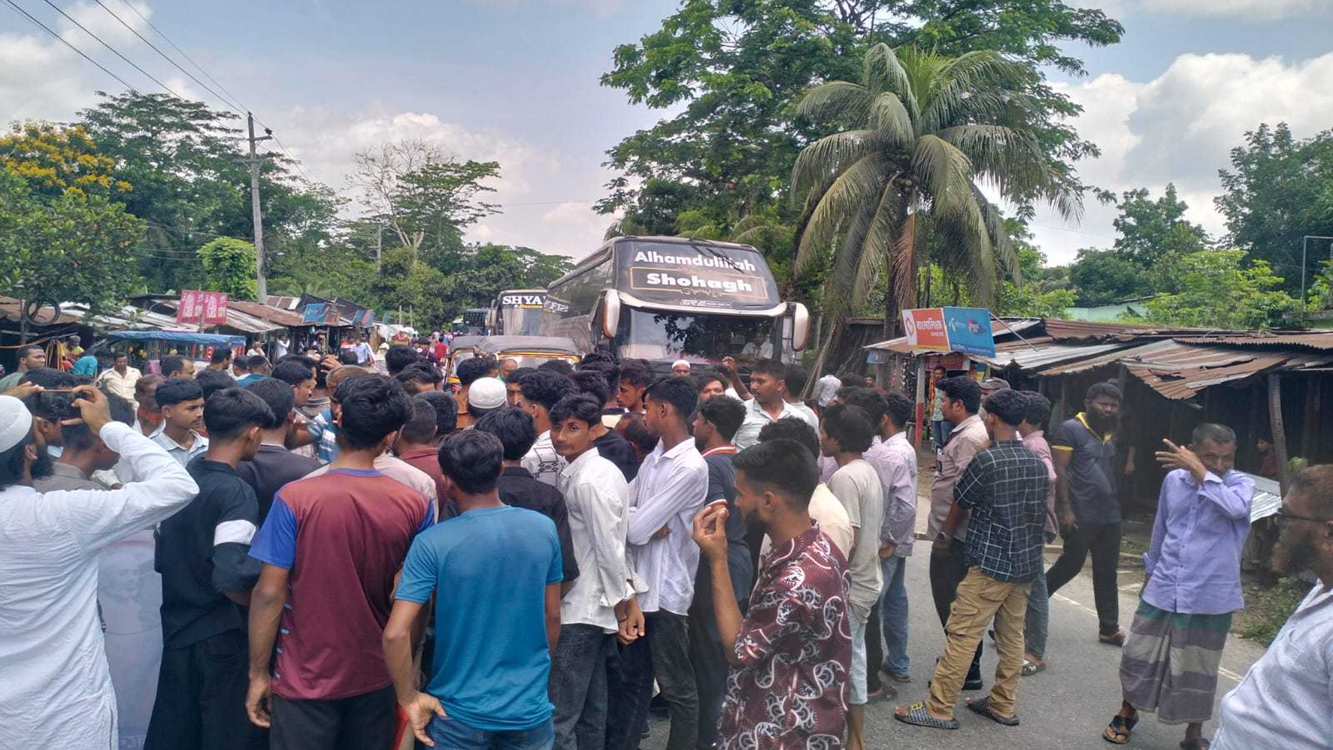 ঢাকা-বরিশাল মহাসড়ক অবরোধ করে বিক্ষোভ