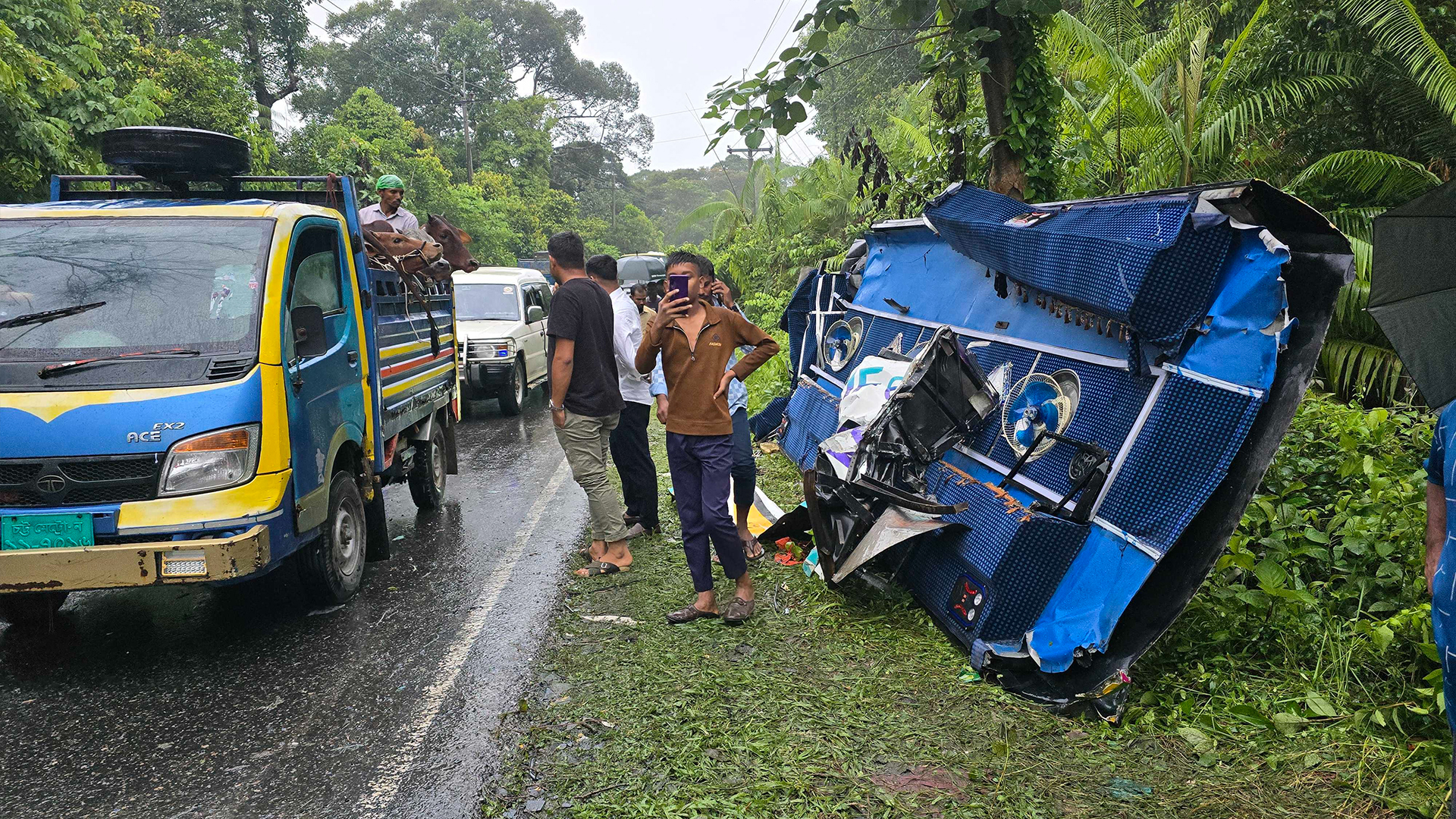 মুখোমুখি সংঘর্ষে দুই বাস চূর্ণবিচূর্ণ, শিশুসহ নিহত ২, আহত ৩৩
