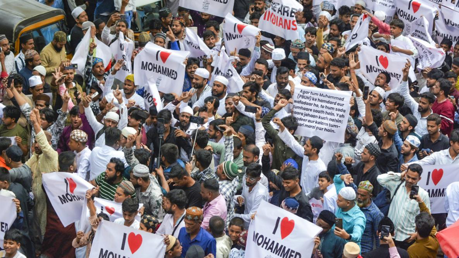 ‘মুহাম্মদকে ভালোবাসি’ লেখায় ভারতে পুলিশের দমন-পীড়ন, মুসলিমদের নিন্দা