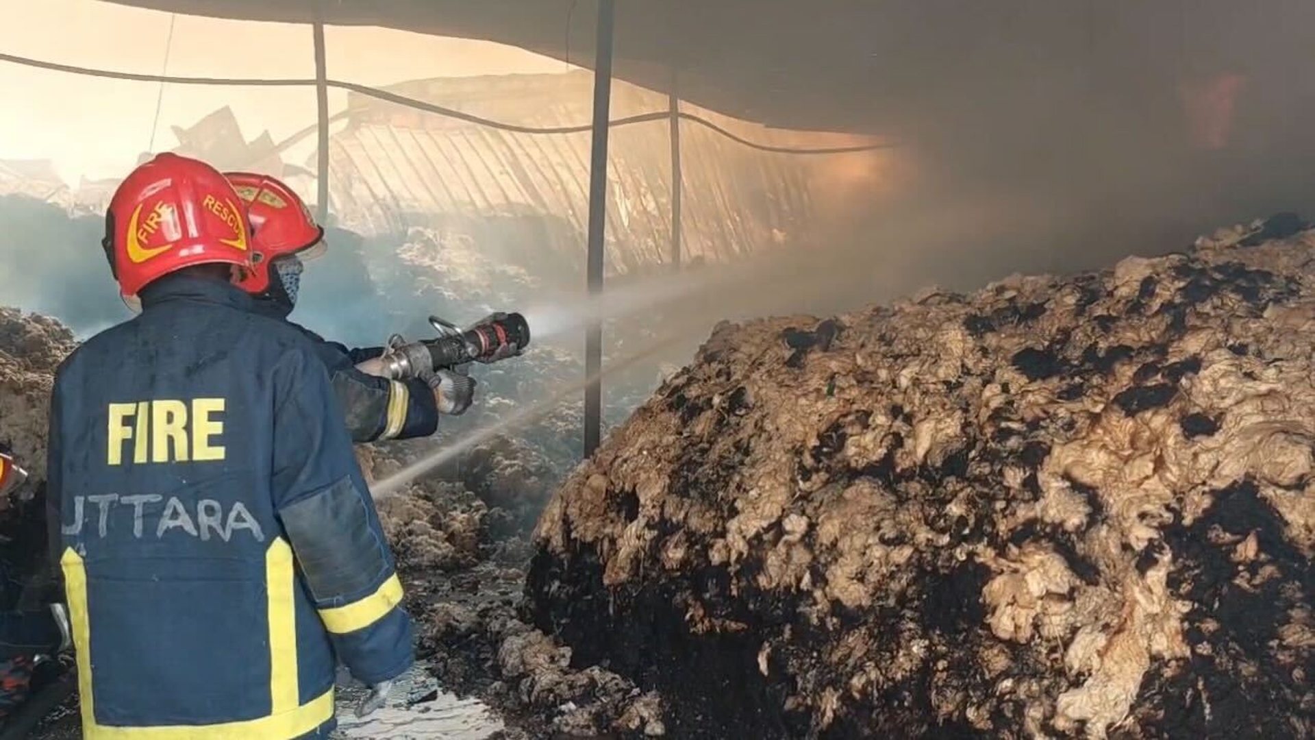 টঙ্গীতে পুড়ে যাওয়া তুলার গুদাম। ছবি: সময় সংবাদ