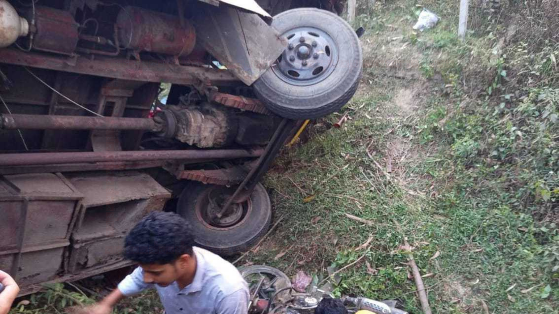 কাপ্তাইয়ে পণ্যবাহী ট্রাক উল্টে চালক নিহত