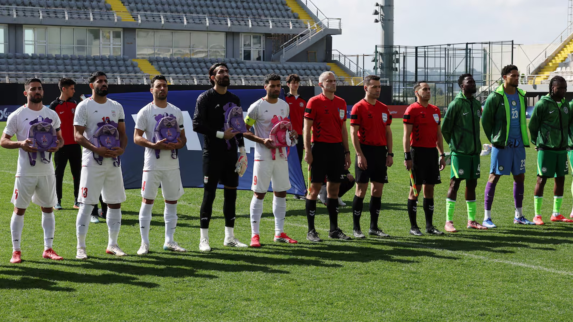 নিহত স্কুলছাত্রীদের স্মরণে স্কুলব্যাগ হাতে মাঠে নামলেন ইরানের ফুটবলাররা