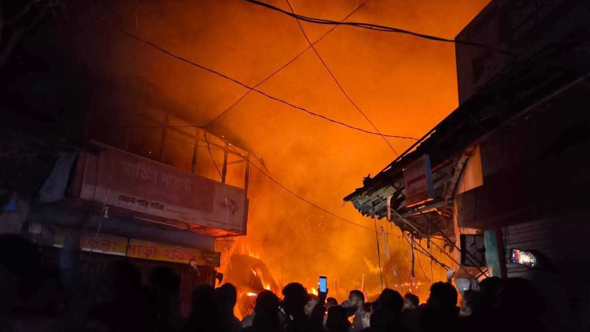 মধ্য রাতে আগুনে ছাই বরিশালের ৮টি ব্যবসা প্রতিষ্ঠান