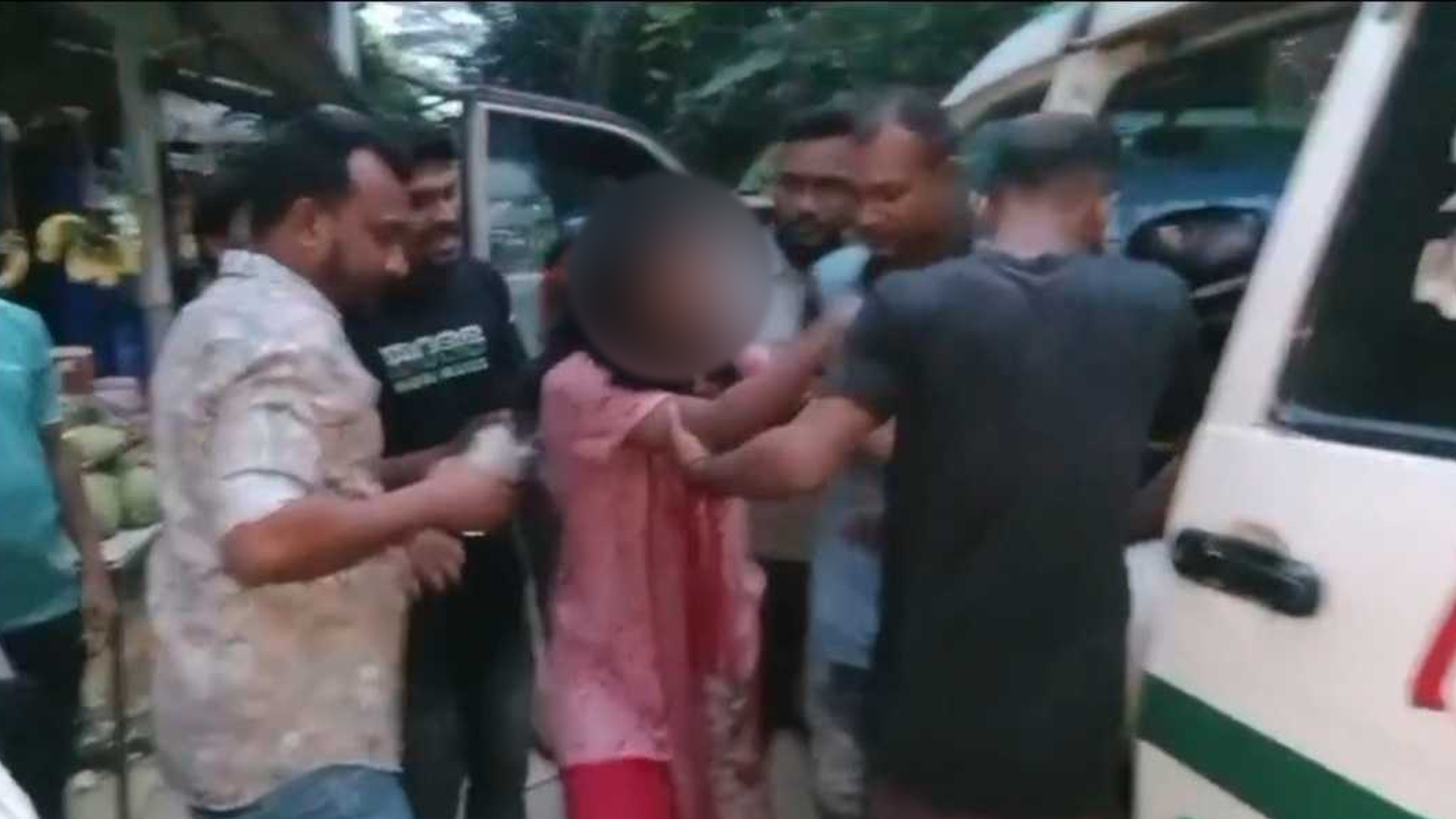 ‘টিকটিক ভিডিও’ বানাতে গিয়ে বিদ্যুৎস্পৃষ্ট কিশোরী, বাঁচাতে গিয়ে মায়ের মৃত্যু