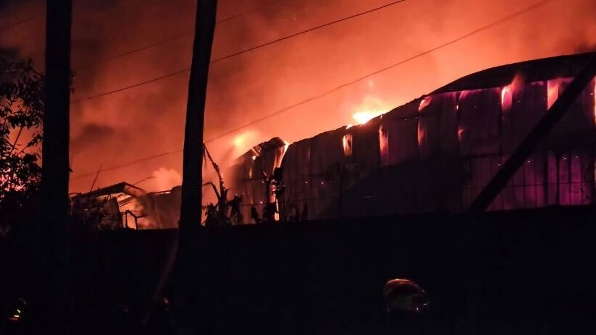 গাজীপুরে ঝুট গুদামে ভয়াবহ আগুন