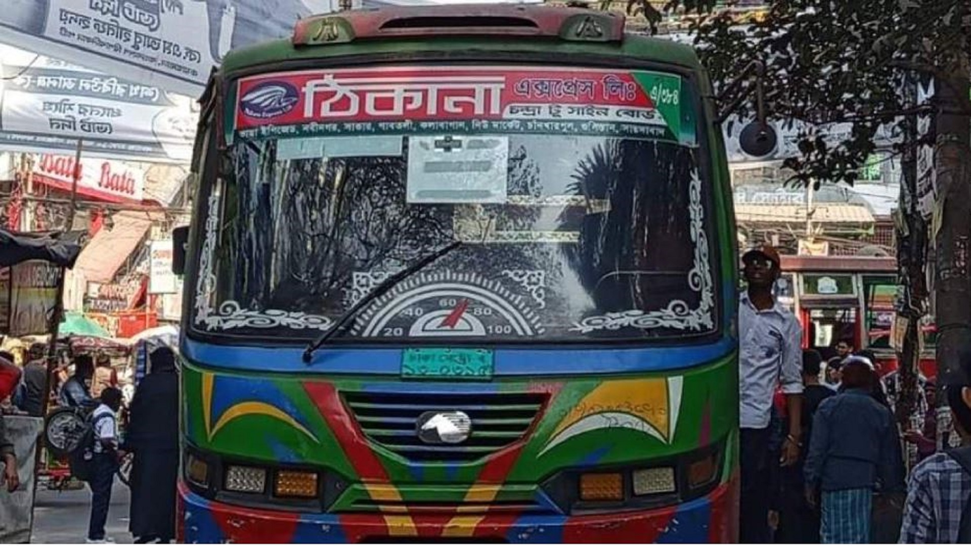 রাজধানীতে দুই বাসের চাপায় প্রাণ গেল যুবকের