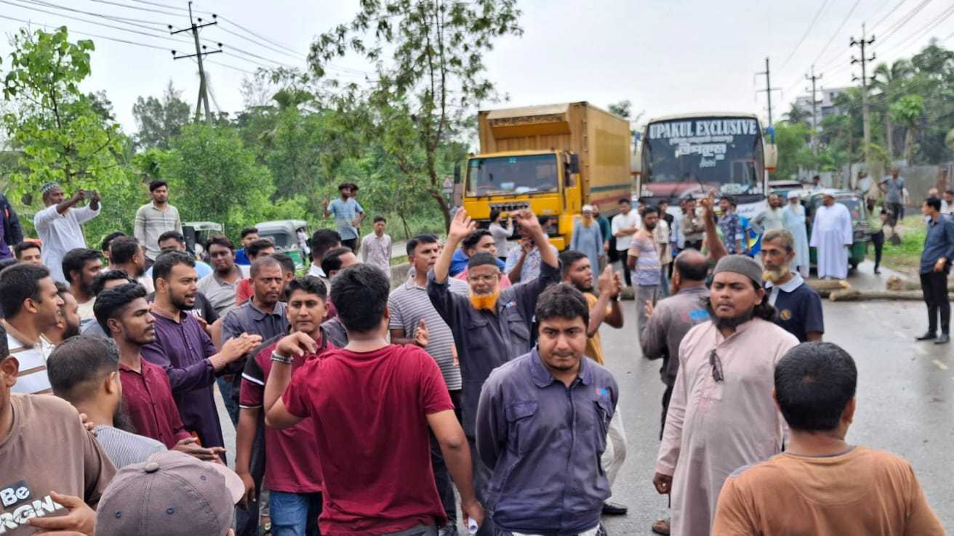 চাকরিচ্যুত করার প্রতিবাদে নোয়াখালীতে মহাসড়ক অবরোধ