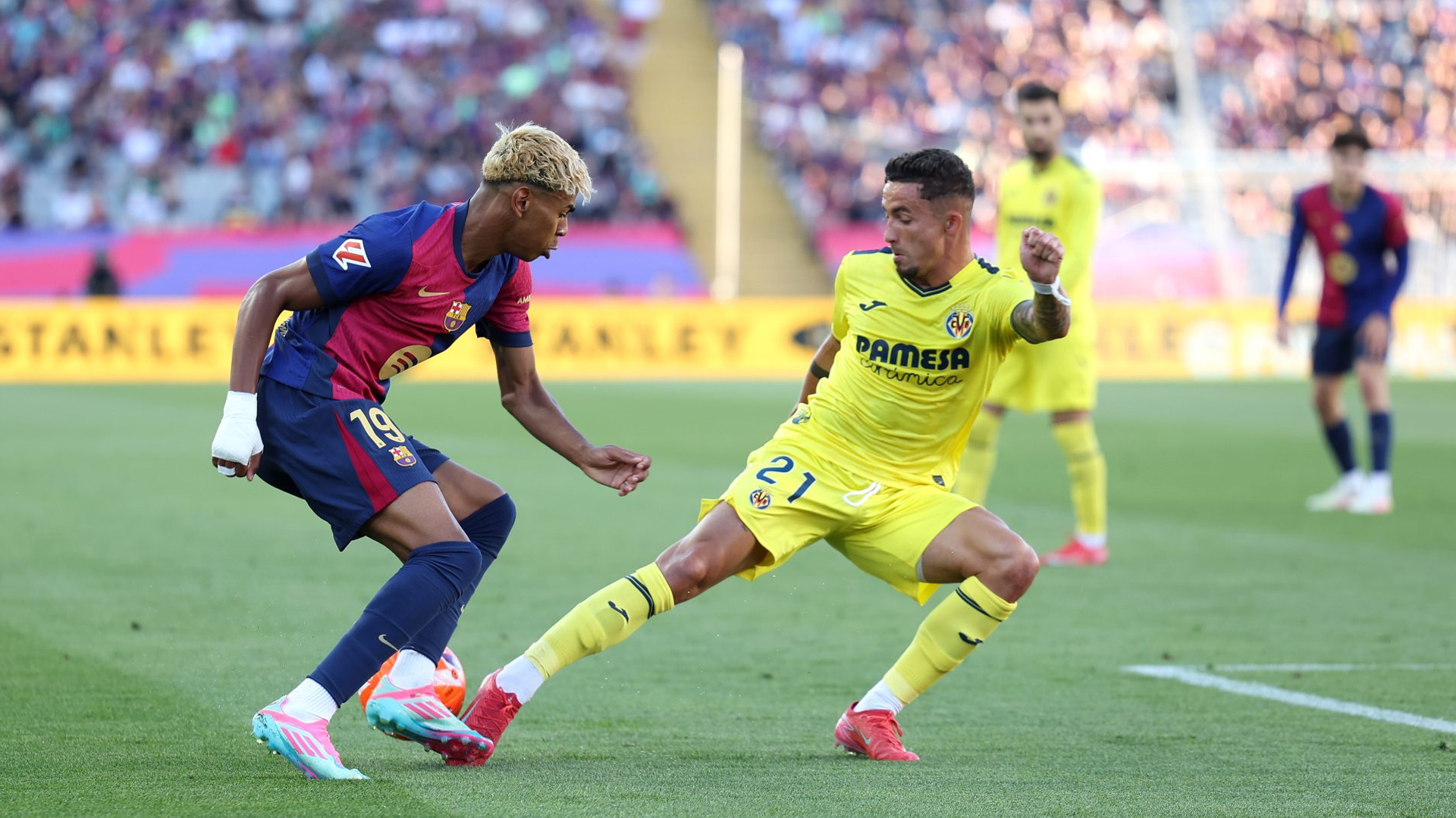 Eshakda uxlayotgan xotin